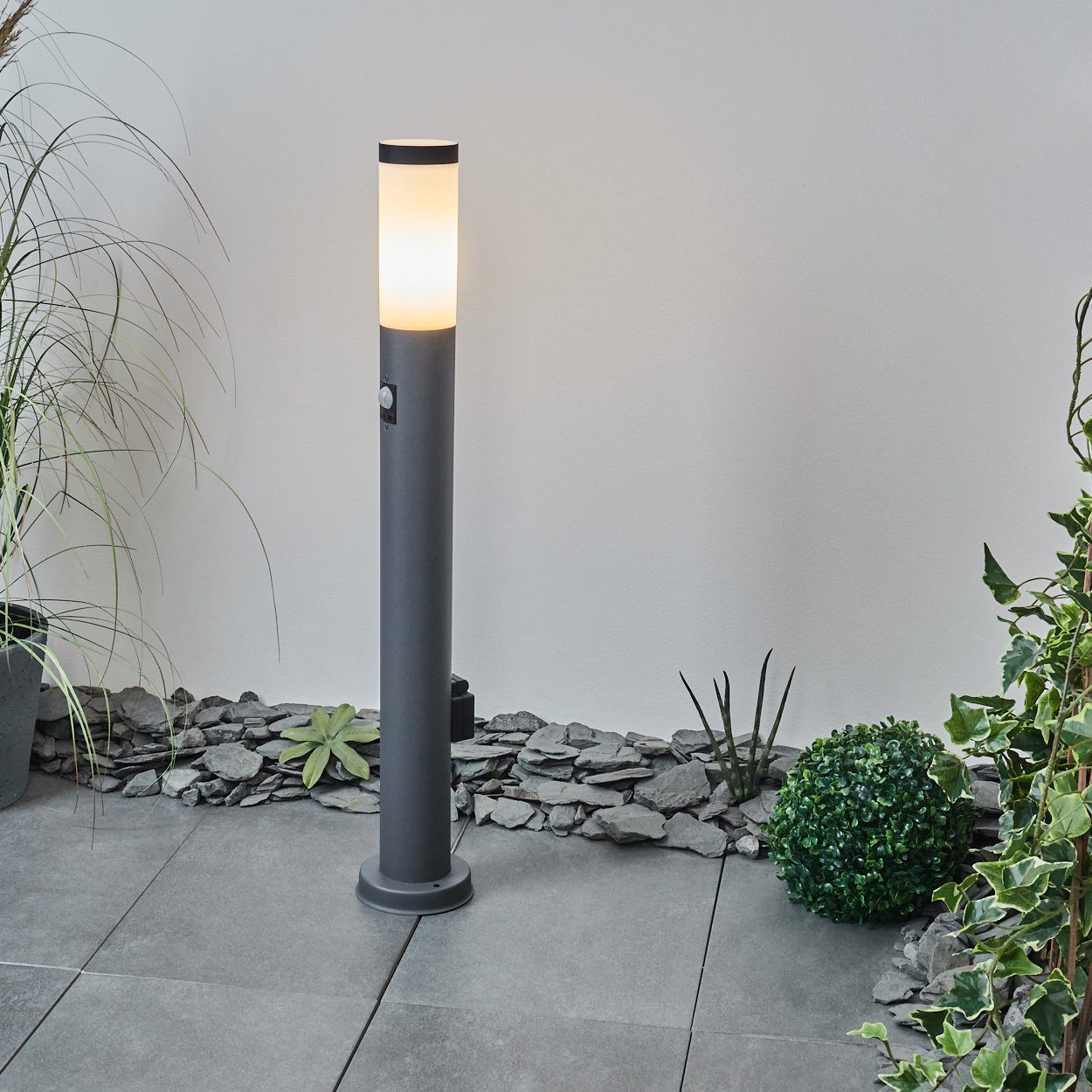 hofstein Pollerleuchte Gnocchetta moderne Sockelleuchte, mit Bewegungsmelder u. Steckdose, ohne Leuchtmittel, Metall in Anthrazit, Gartenlampe, E27, Gartenbeleuchtung IP44