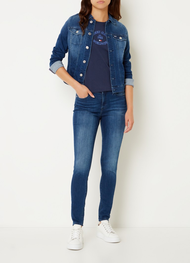 Chaqueta vaquera Tommy Hilfiger con bolsillos en el pecho y logo.