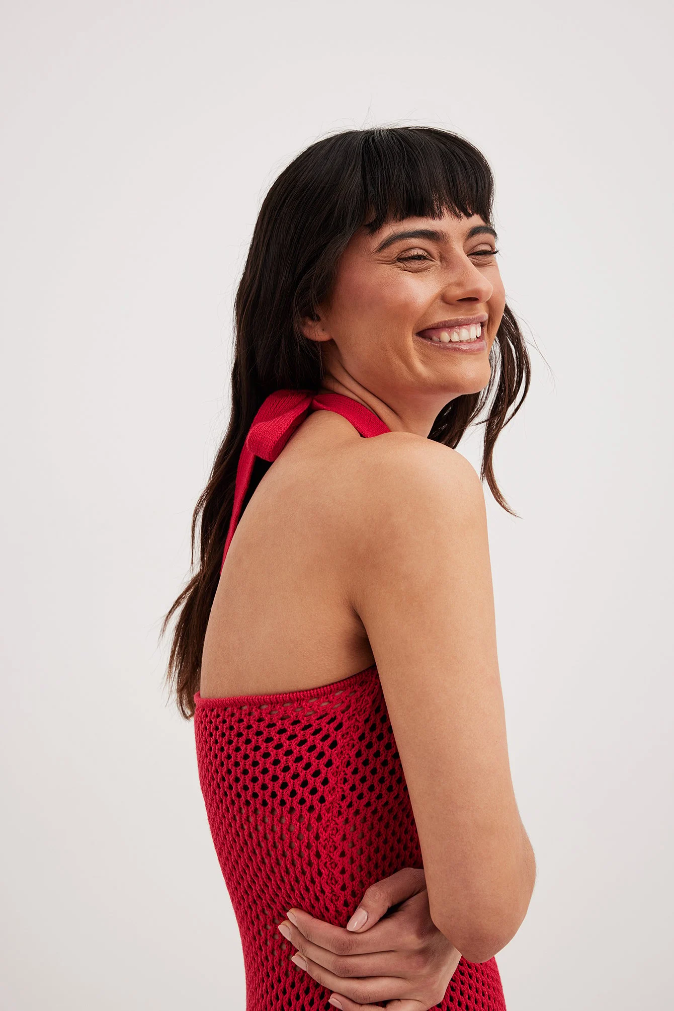 Großmaschig gestricktes Minikleid mit Neckholder