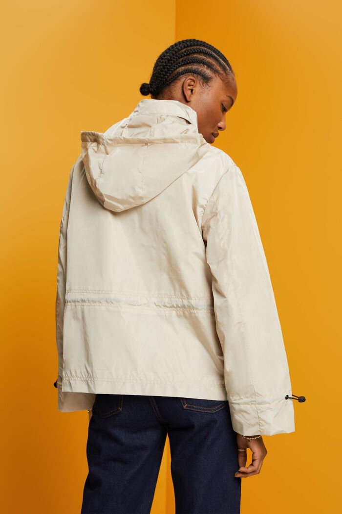 Recycelt: Regenjacke mit Kapuze
