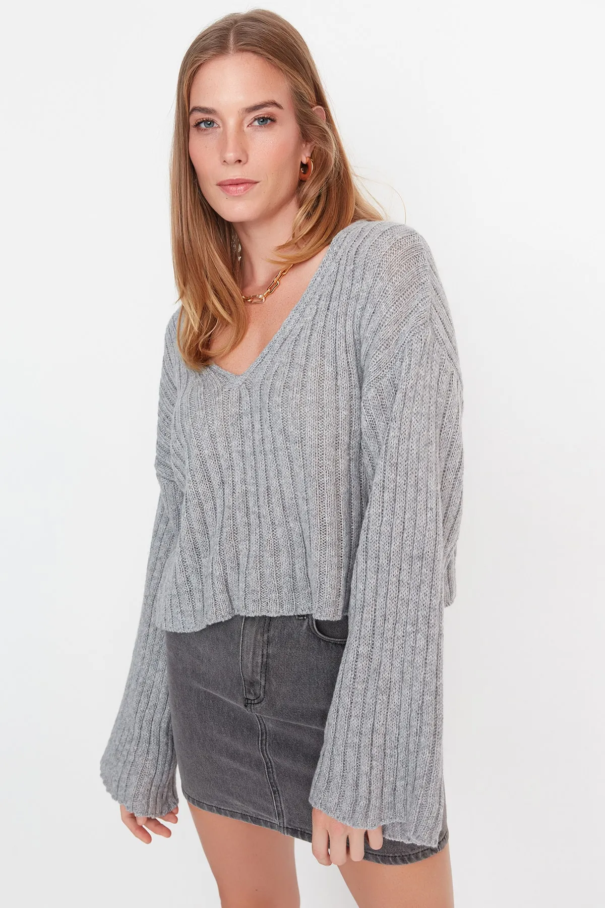 Trendyol Collection  Grauer, kurzer Basic-Strickpullover aus Wolle mit weiter Passform TWOAW23KZ01844