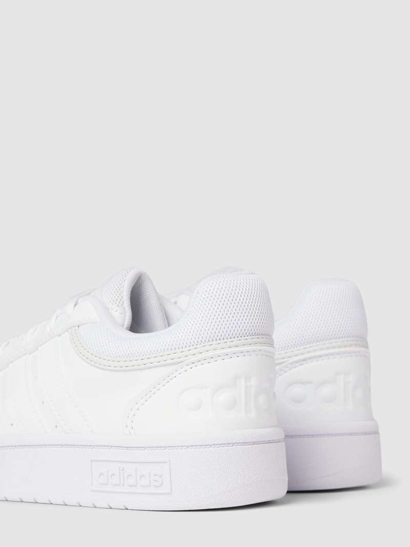 Sneaker in unifarbenem Design mit Label-Detail in weiß