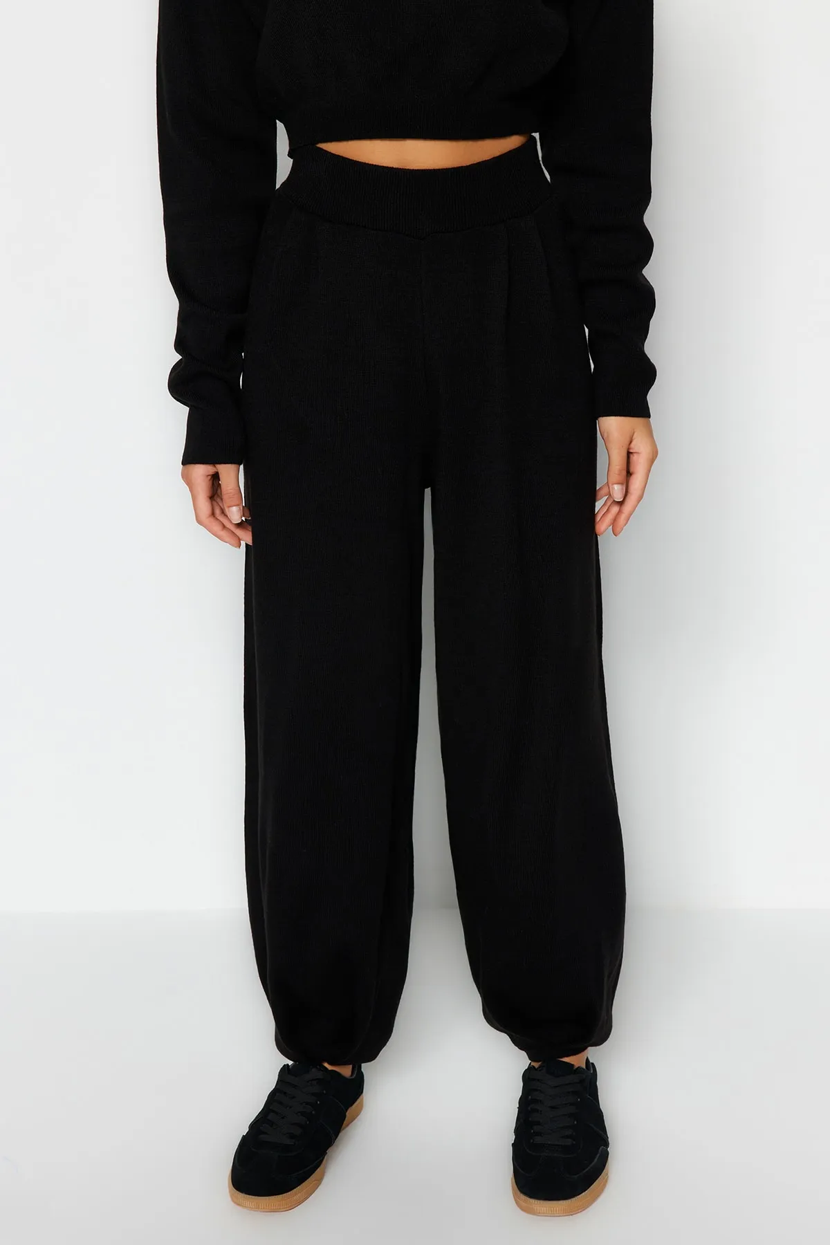 Trendyol Collection  Schwarzes Super Crop Basic Strickoberteil und -unterteil-Set mit Stehkragen TWOAW24AU00007