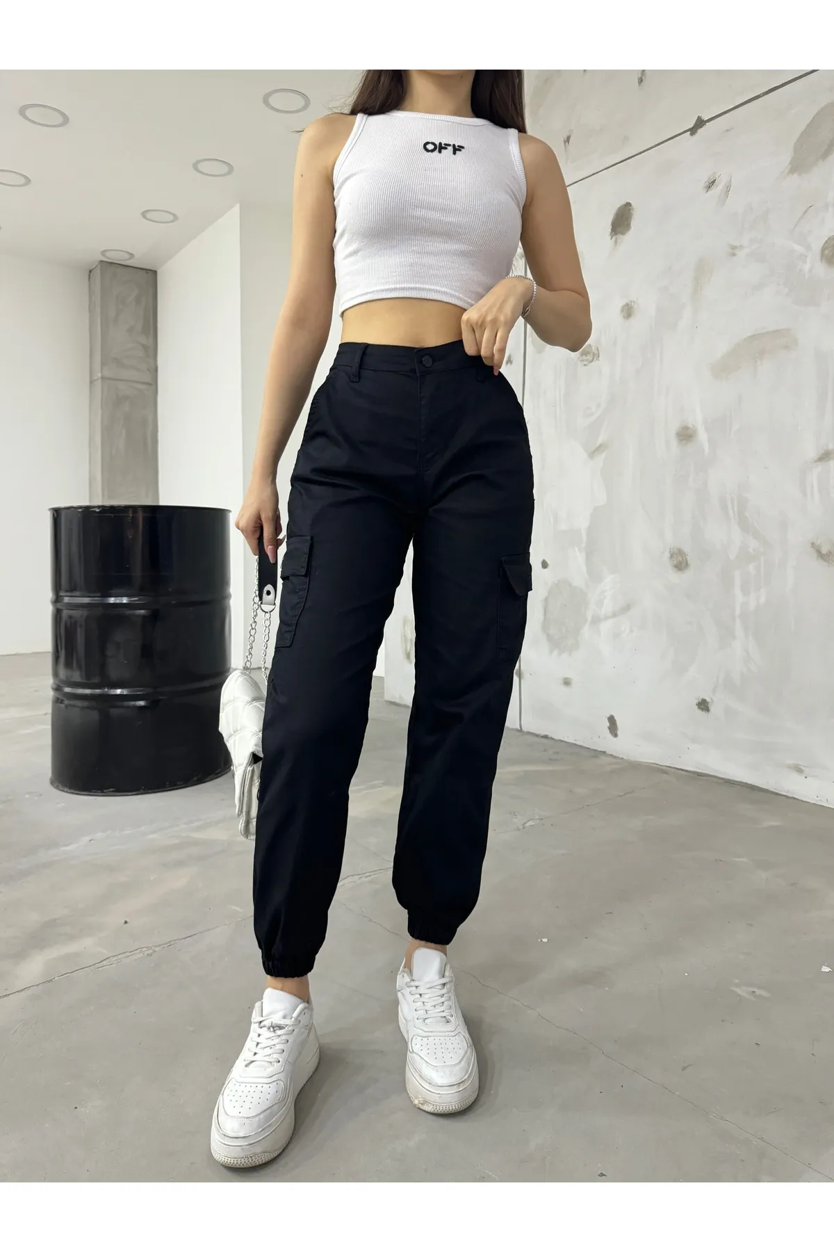 BİKELİFE  Schwarze Hose aus Gabardine-Stoff mit Cargotaschen