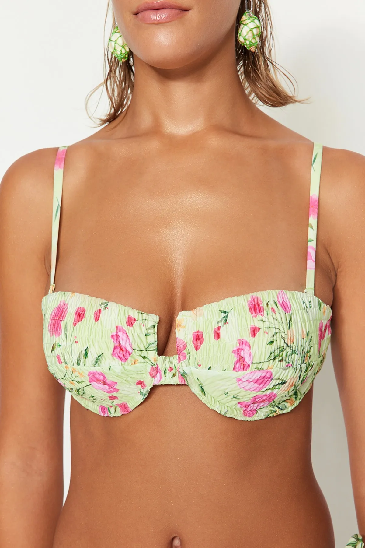 Trendyol Collection  Mehrfarbiges Gype-Bikinioberteil mit Blumenmuster TBESS22BU0288