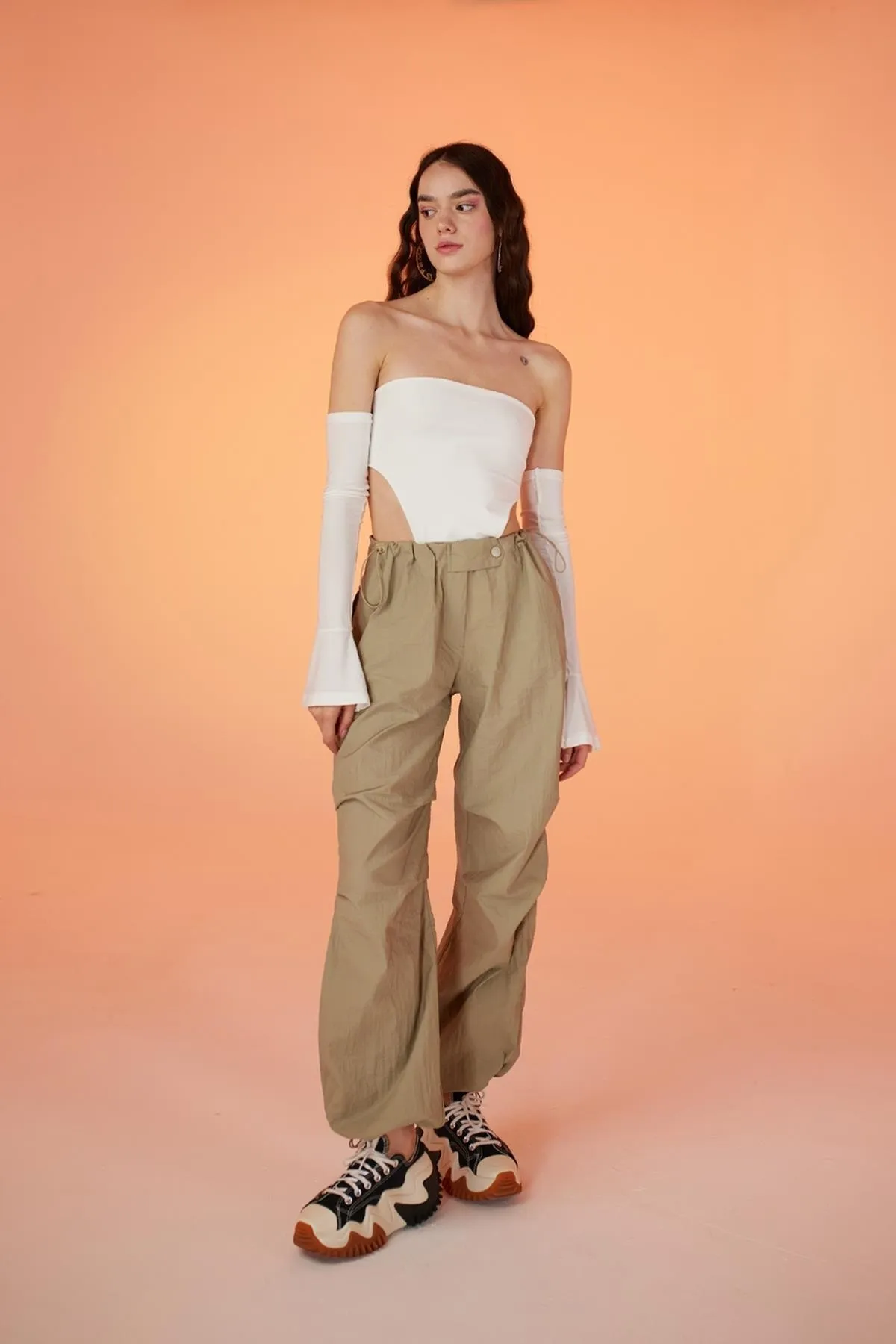 HOLLY LOLLY  Elastische Fallschirmhose mit verstellbarer Taille und Beinen in Beige