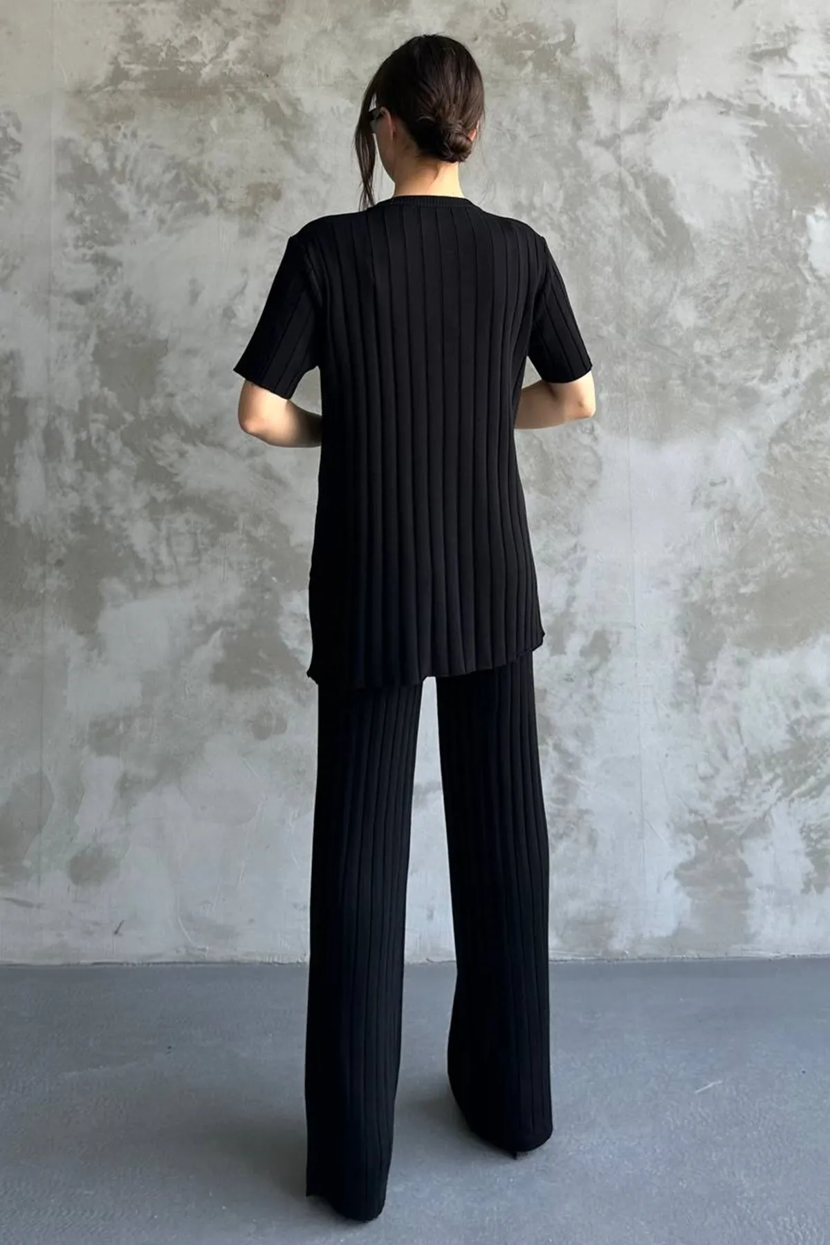lovebox  Kurzärmliges Oberteil mit Rundhalsausschnitt und hoch taillierte Hose mit weitem Bein. Schwarzer gerippter Strickanzug 1140
