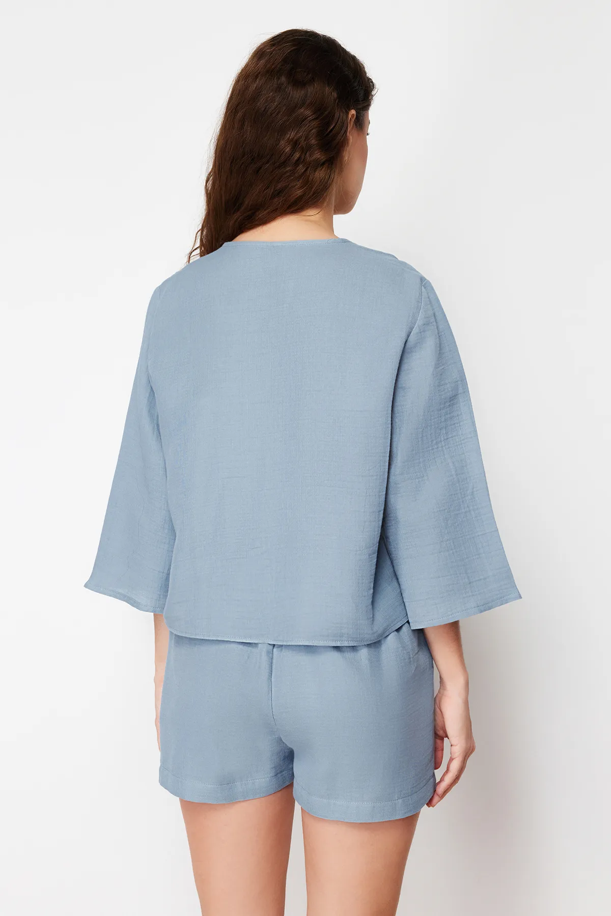 Trendyol Collection  Hochwertiges blaues Pyjama-Set aus gewebtem Musselin aus 100 % Baumwolle mit Schnürung THMSS24PT00077