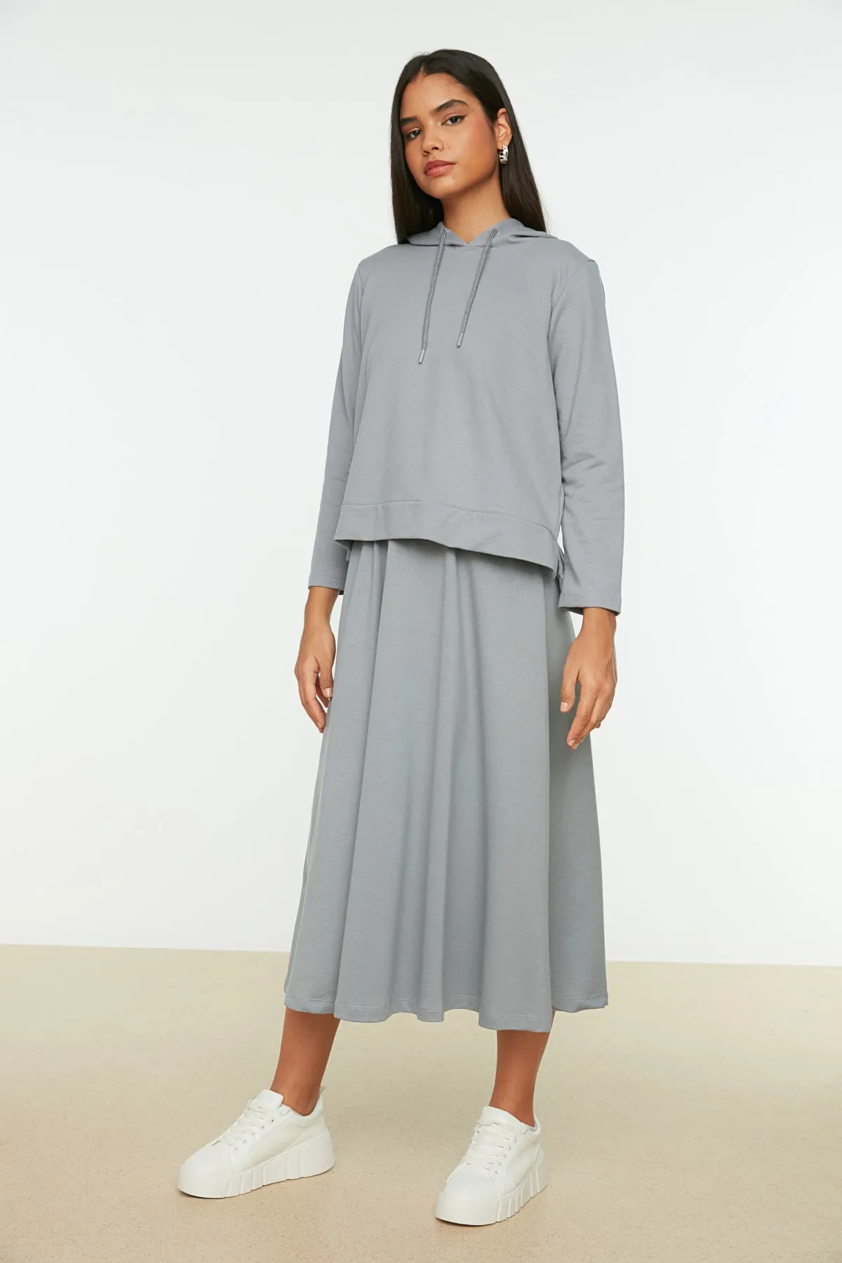 Trendyol Modest  Graues Strickset aus Sweatshirt und Rock mit Kapuze TCTAW22US0027