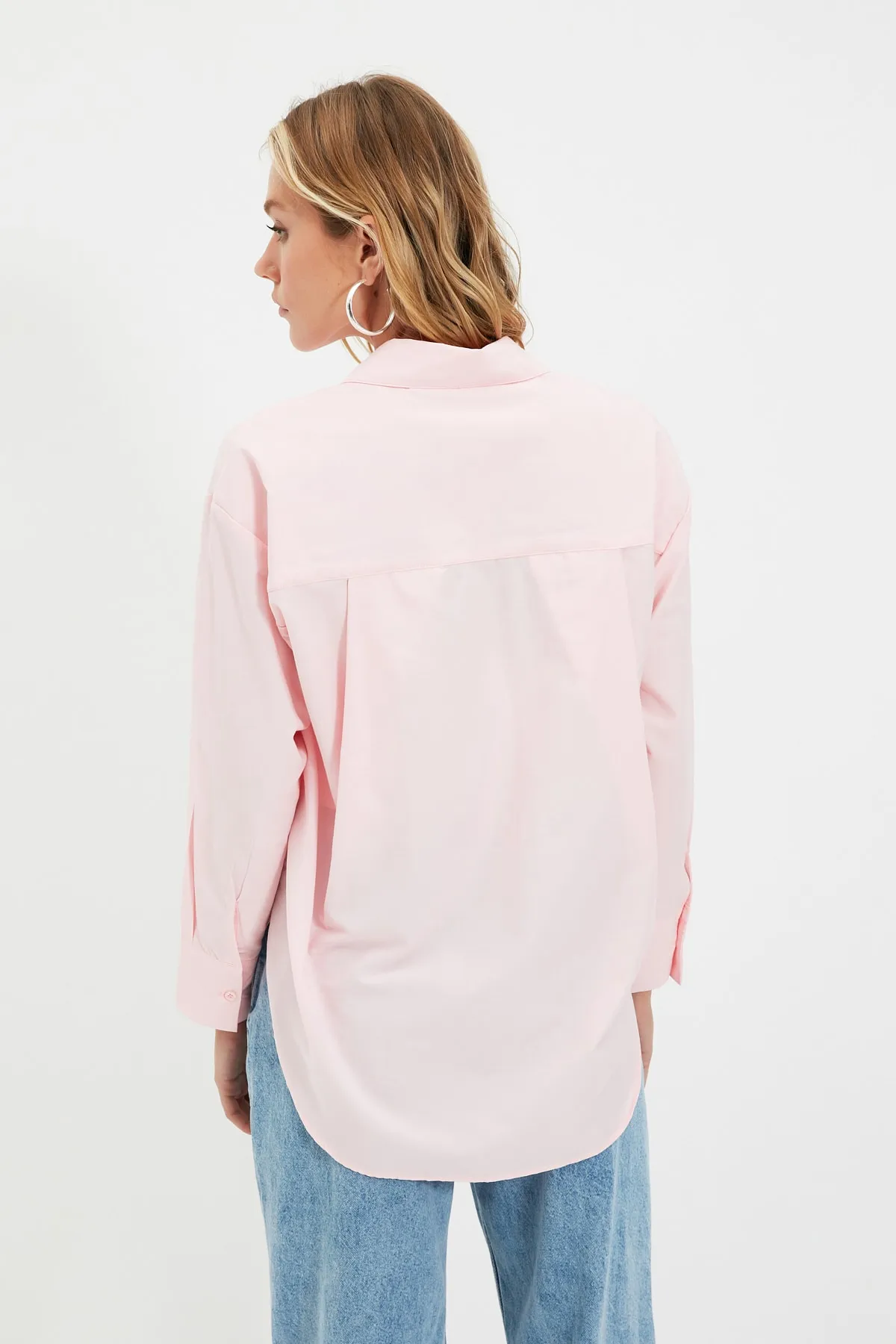 Trendyol Collection  Rosafarbenes Boyfriend-Hemd aus Baumwollgewebe mit weiter Passform und einer Tasche TWOAW20GO0115