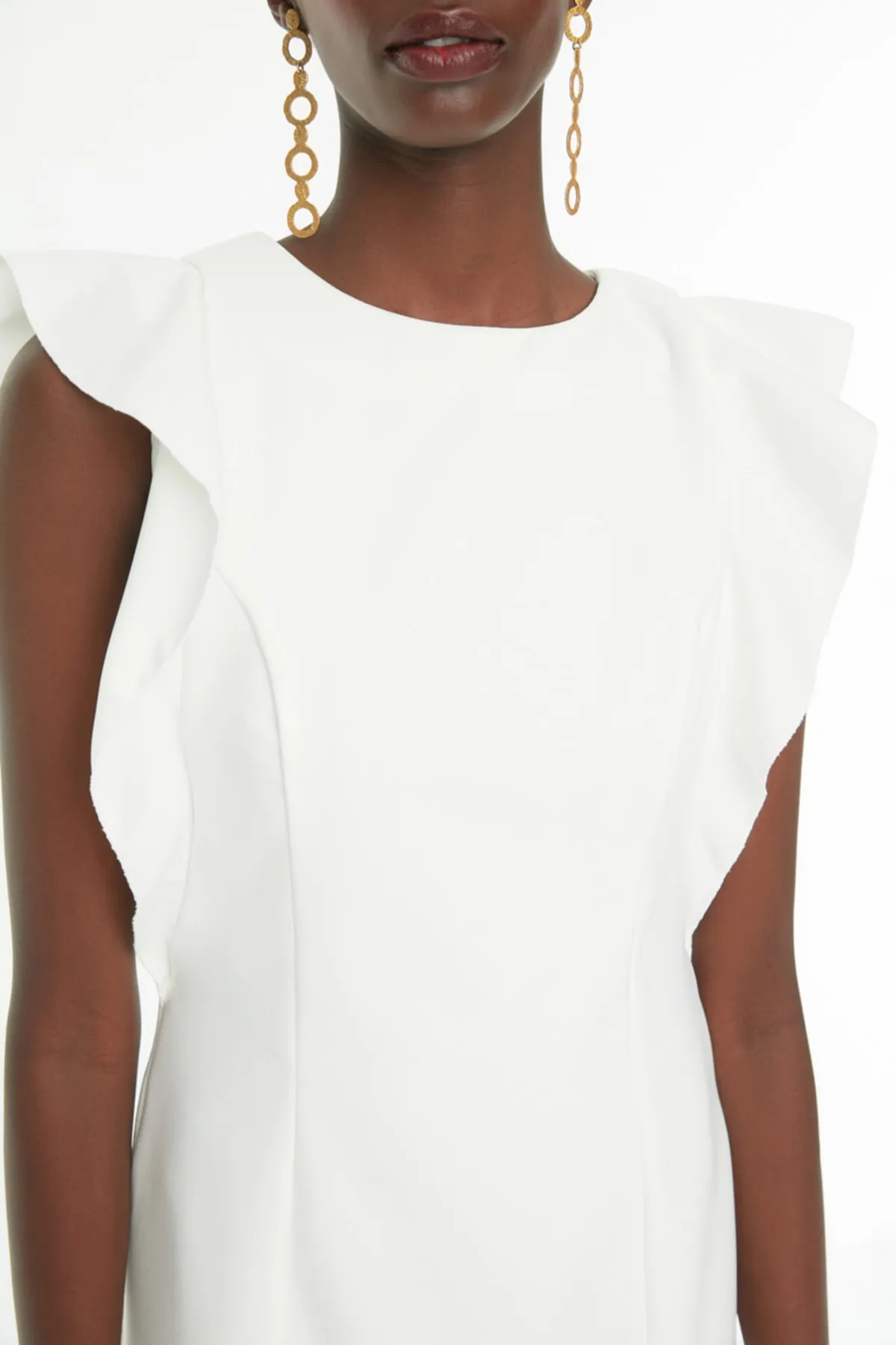 Trendyol Collection  Ecru, figurbetontes, figurbetontes Kleid aus Webstoff mit Mini-Rüschen und Rundhalsausschnitt TWOSS19XB0075