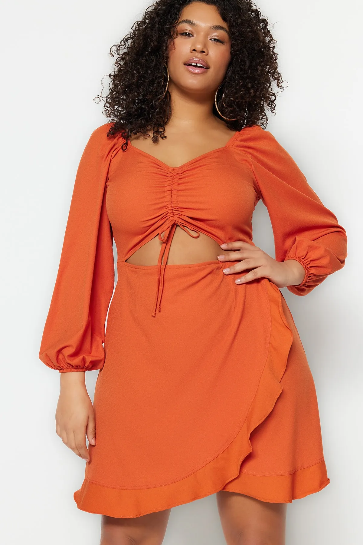 Trendyol Curve  Zimtfarbenes, gewebtes Kleid mit Cut-Out-Details TBBSS23AH00170