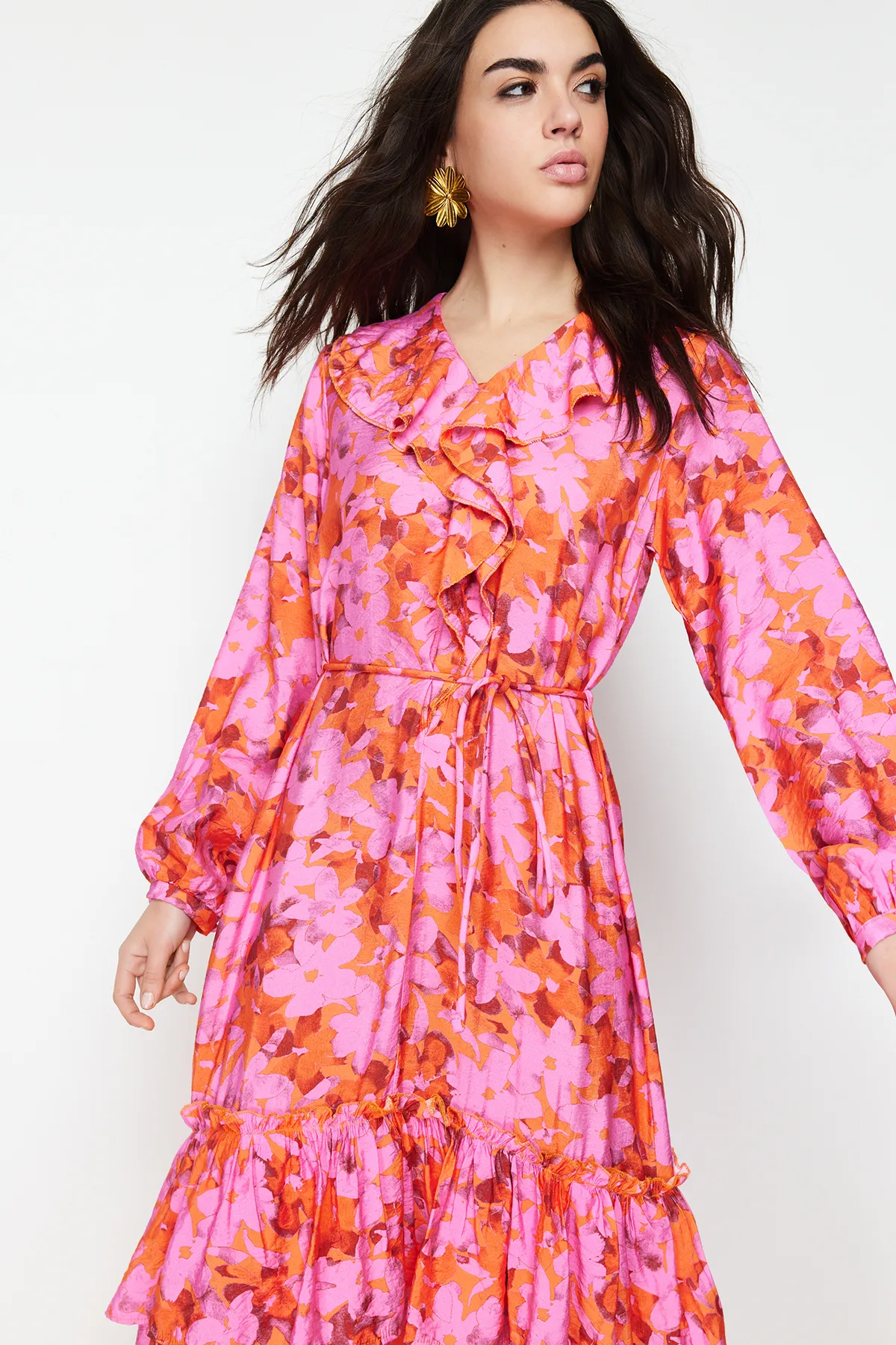 Trendyol Modest  Rosafarbenes, gewebtes Kleid mit Kragen und Rüschen TCTSS24EB00079