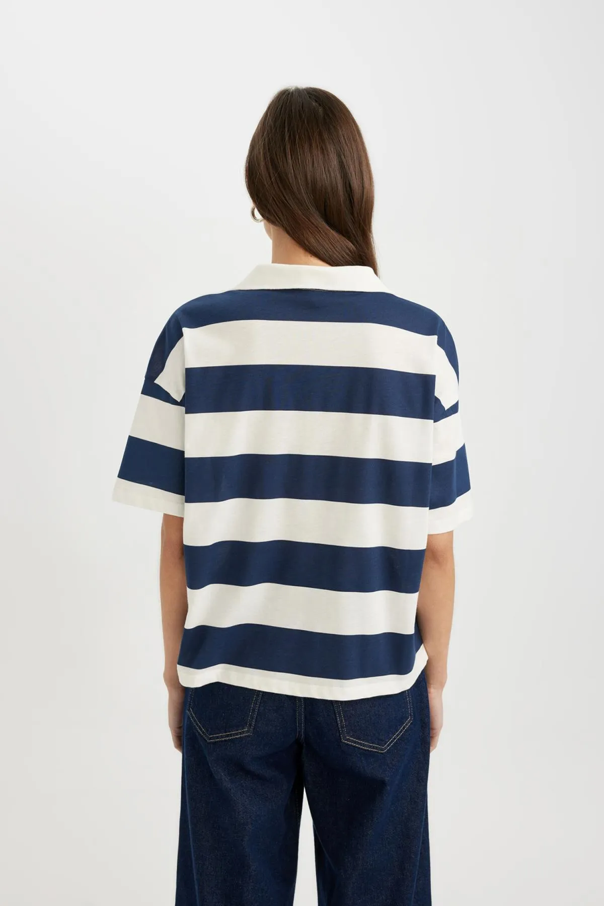 DeFacto  Gestreiftes Polo-T-Shirt mit kurzen Ärmeln und entspannter Passform C4072ax24sp