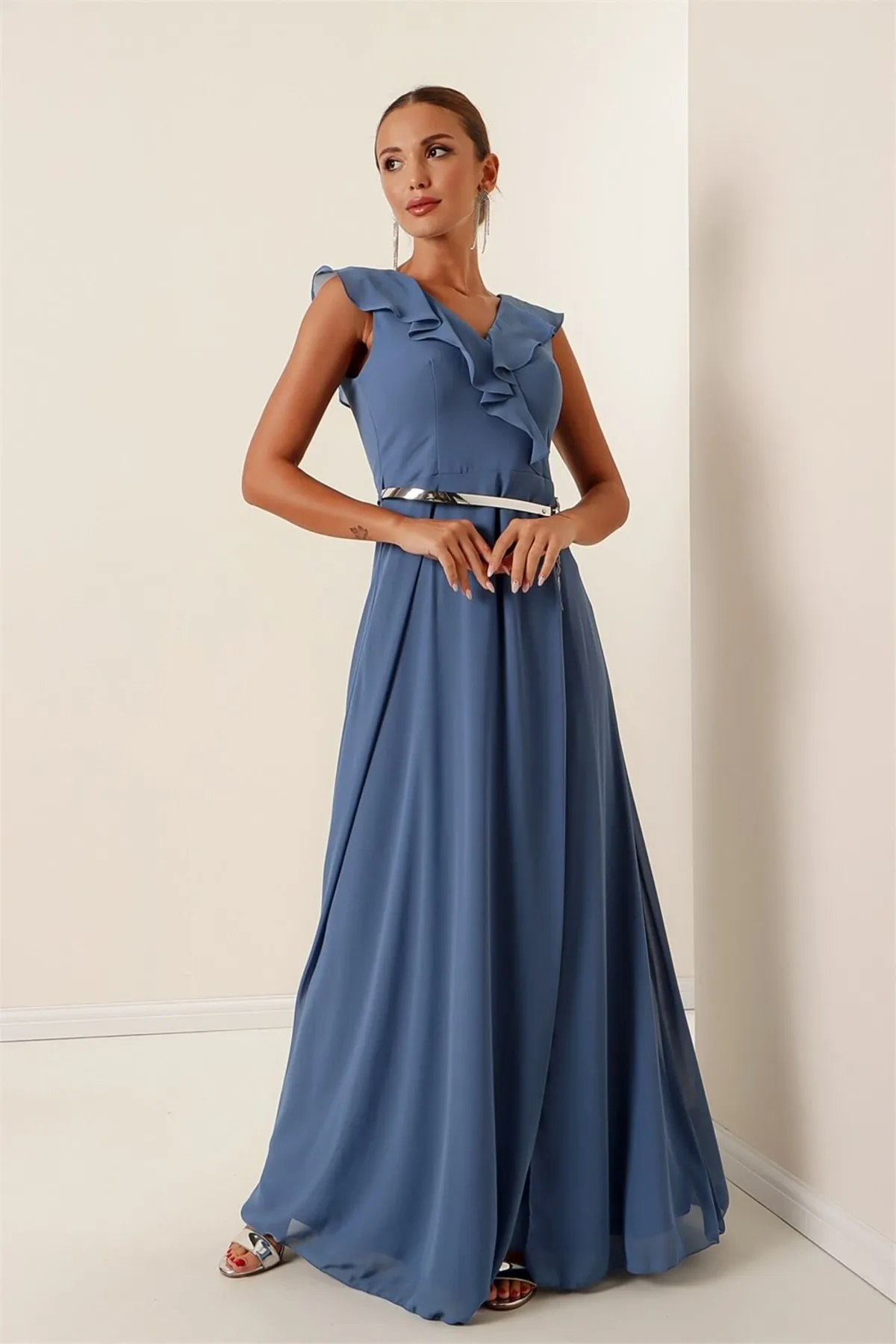 By Saygı  Langes Kleid aus Chiffon mit Volantkragen, Gürtel und Schlitz, große Größenauswahl, Indigo