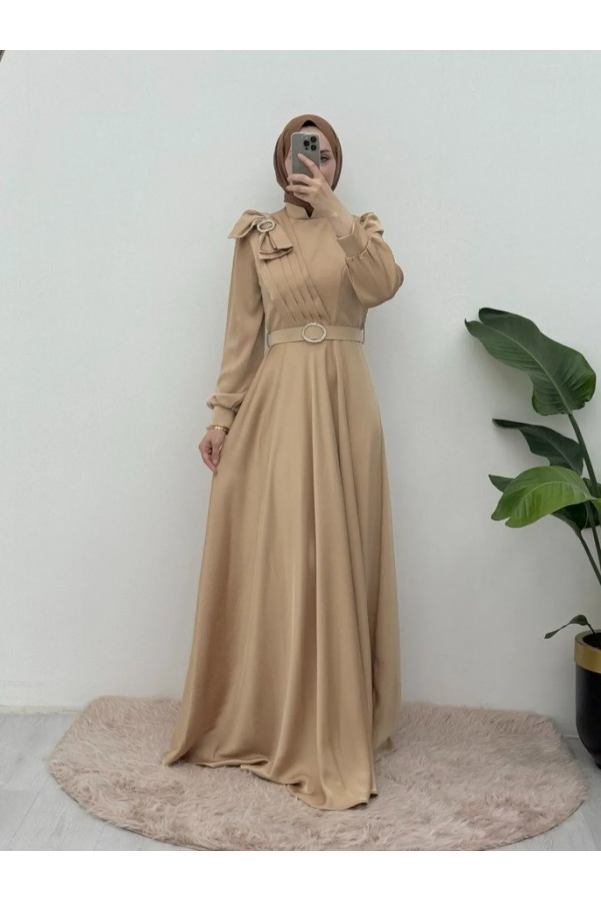 Modamorfo  Satin-Abendkleid mit Brosche, Schleife und Steingürtel