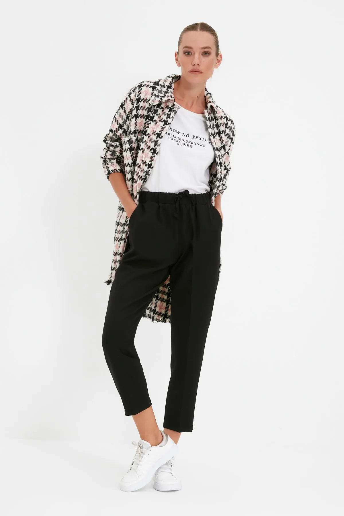 Trendyol Collection  Schwarze, detaillierte Jogger-Webhose mit Krawatte TWOSS19ST0212