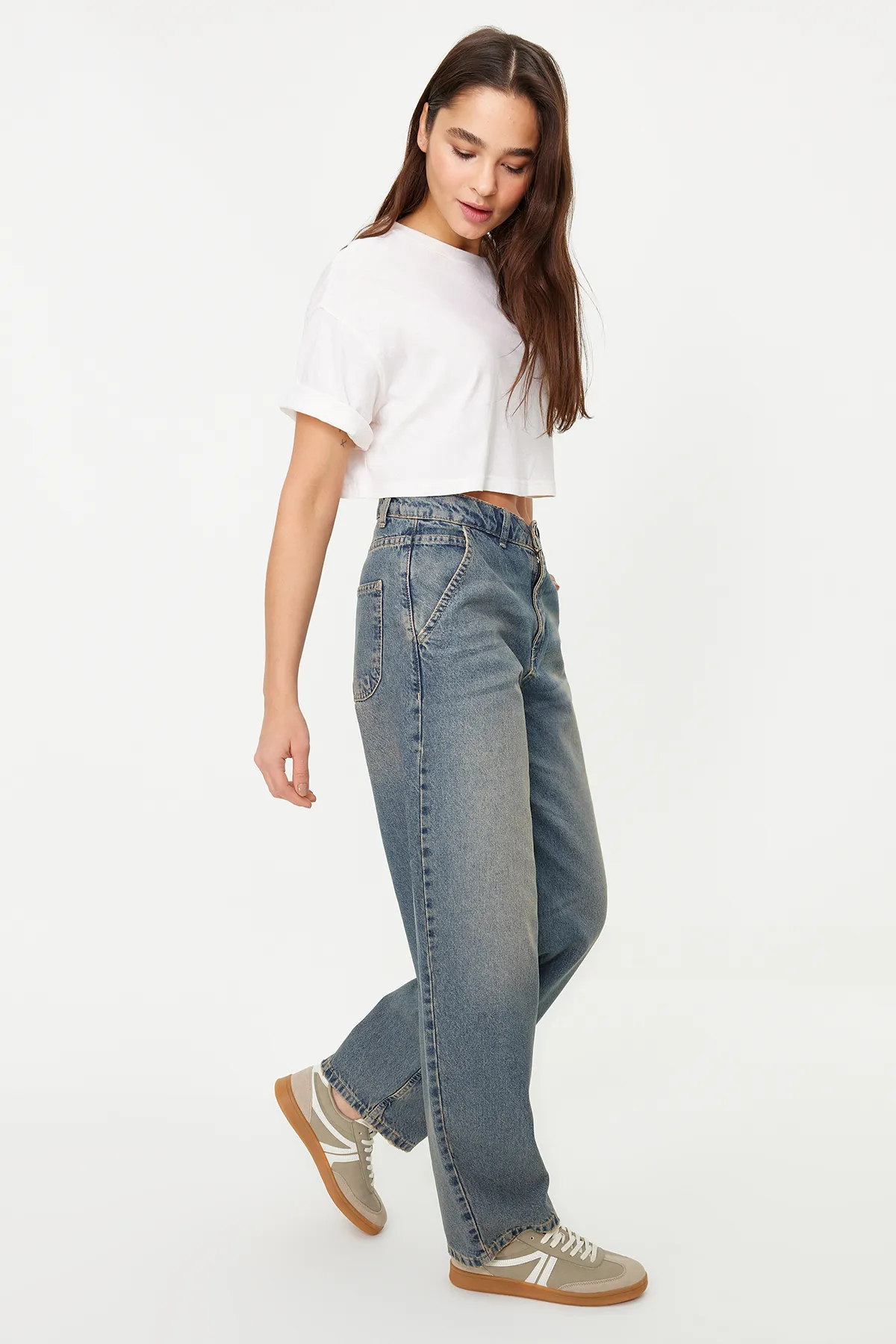 Trendyol Collection  Dunkelblaue Vintage-Skater-Jeans mit niedriger Taille und verblasstem Effekt TWOSS24JE00052