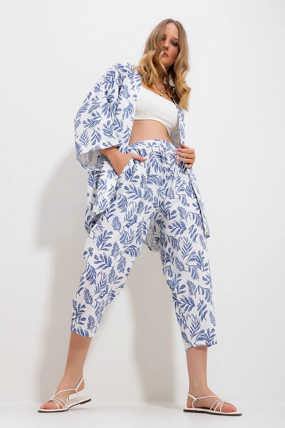 Trend Alaçatı Stili  Damen Blau gemustertes Kimono-Set aus Jacke und Hose aus Leinengewebe, Unterteil und Oberteil Alc-X11753