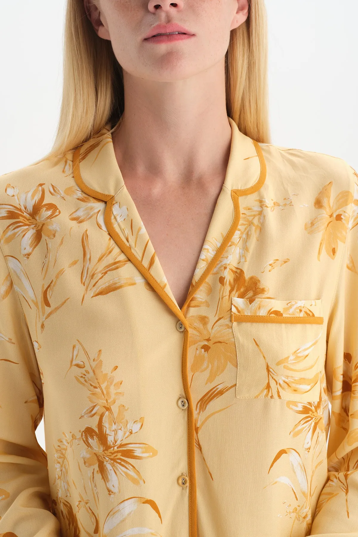 Dagi  Pyjama-Set mit gelbem Jackenkragen und langen Ärmeln und Blumenmuster