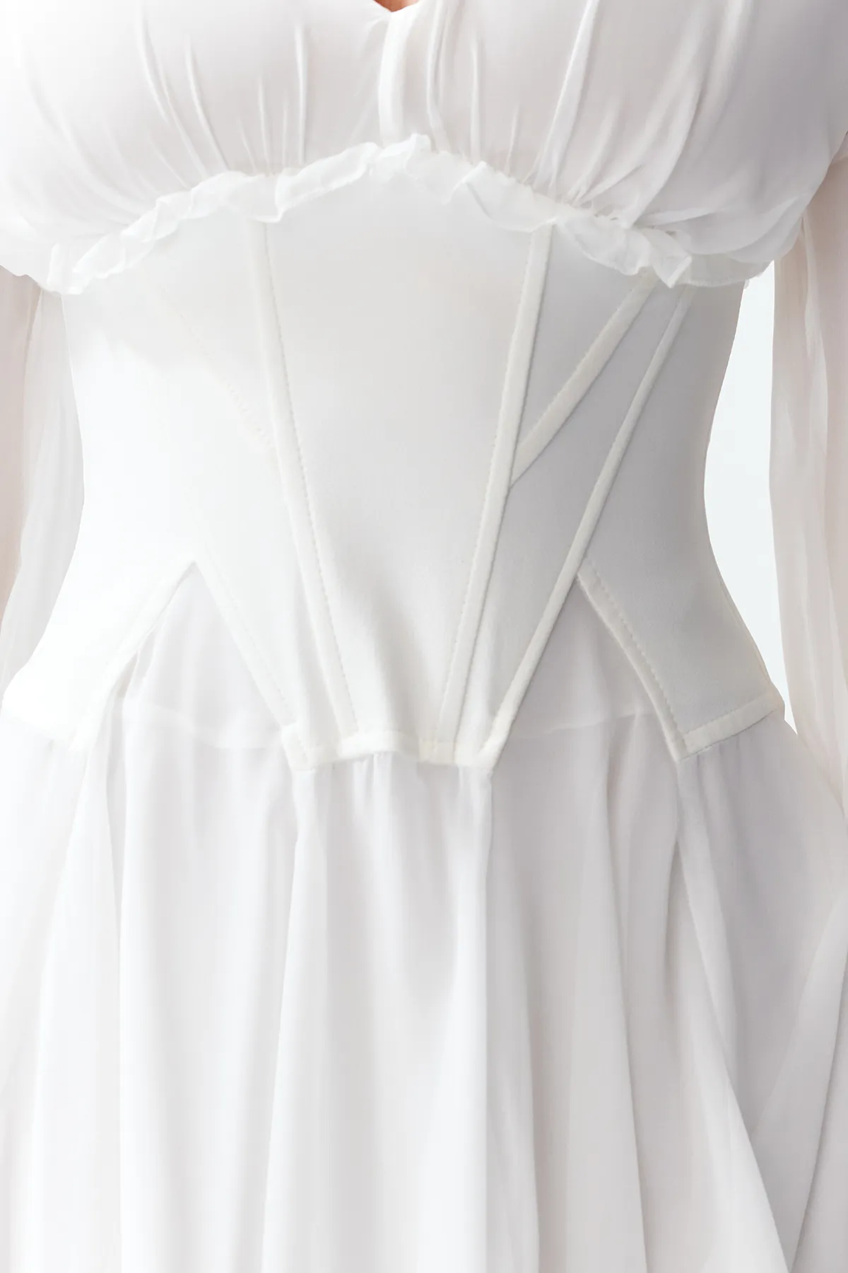 Trendyol Collection  Stilvolles Braut-Abendkleid in Weiß mit Taillenöffnung/Skater-Korsett-Detail TPRAW24EL00040