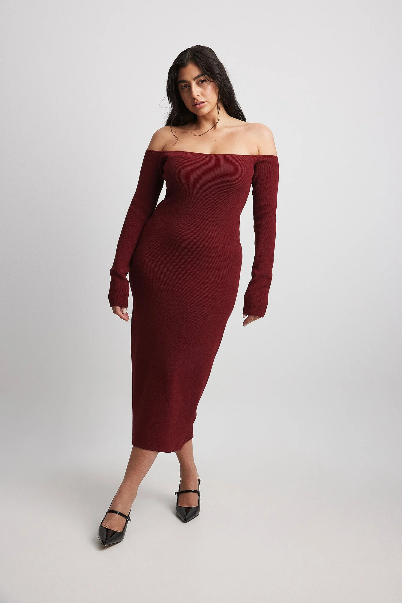 Schulterfreies Strick-Midikleid