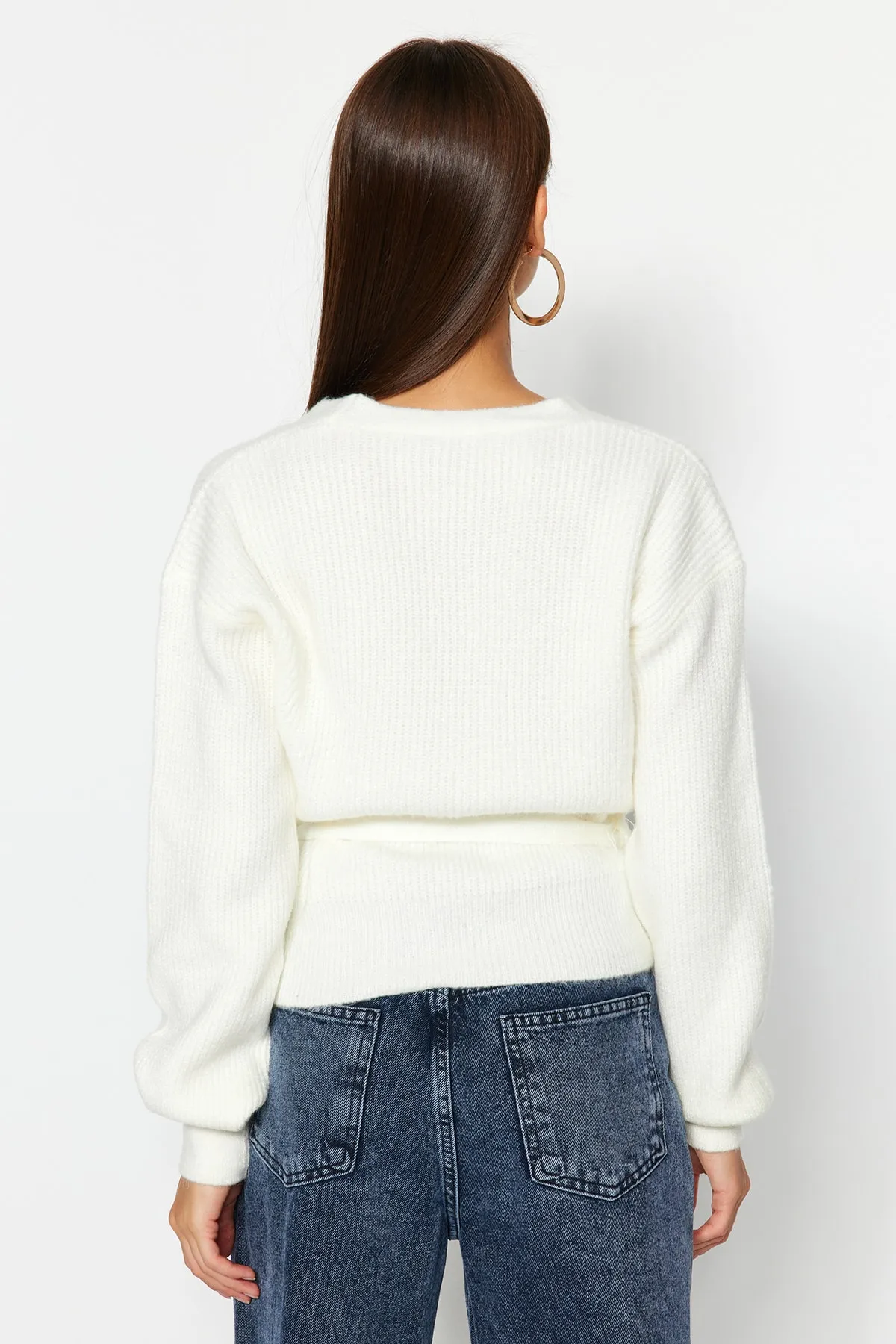 Trendyol Collection  Ecrufarbene, weich strukturierte Strickjacke mit V-Ausschnitt TWOAW24HI00282
