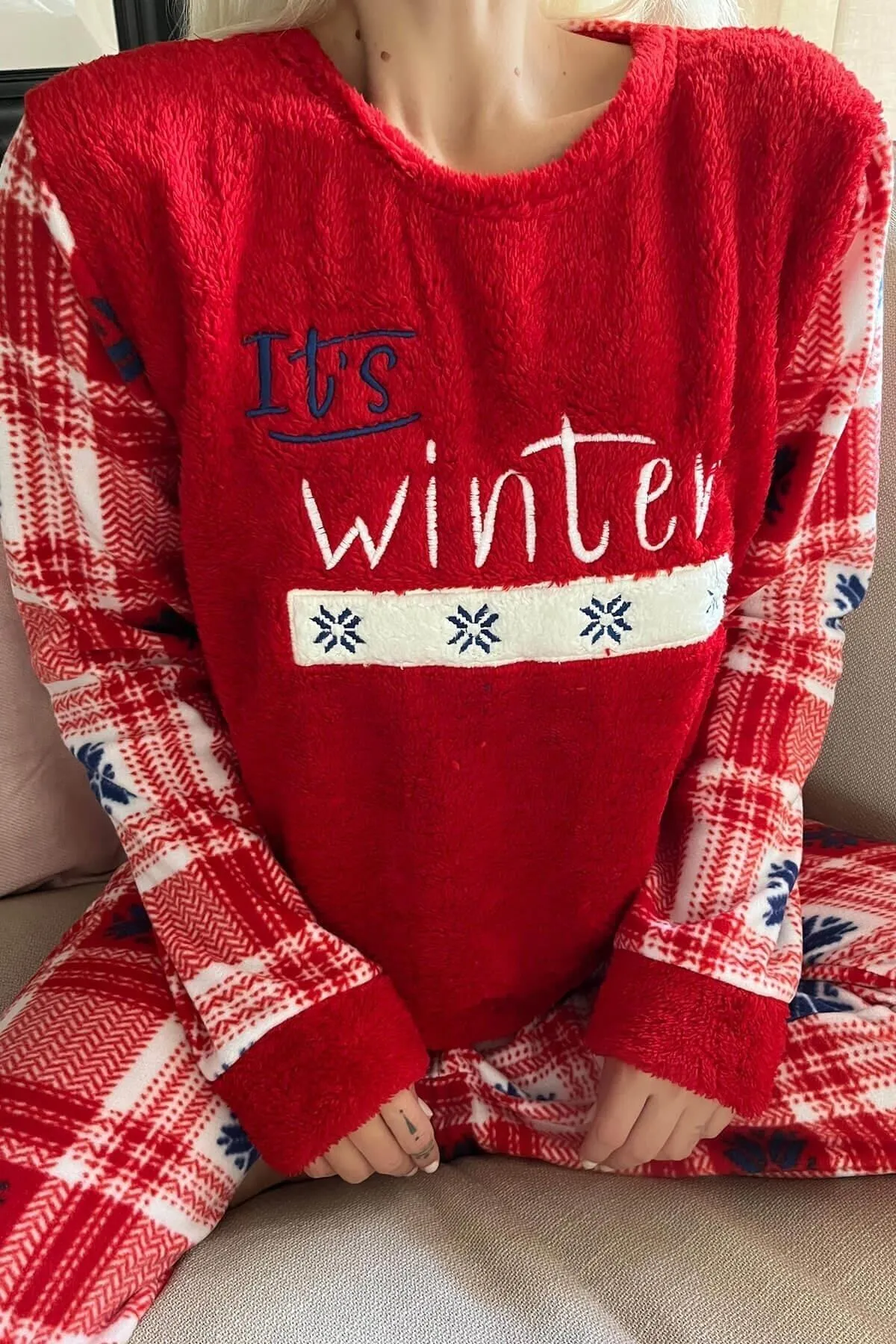 Pijamaevi  Red It&'s Winter gemustertes Plüsch-Pyjama-Set für Damen