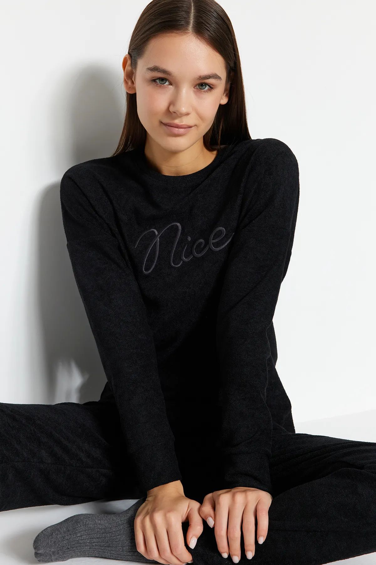 Trendyol Collection  Schwarzes Samt-T-Shirt-Jogger-Strick-Pyjama-Set THMAW24PT00297