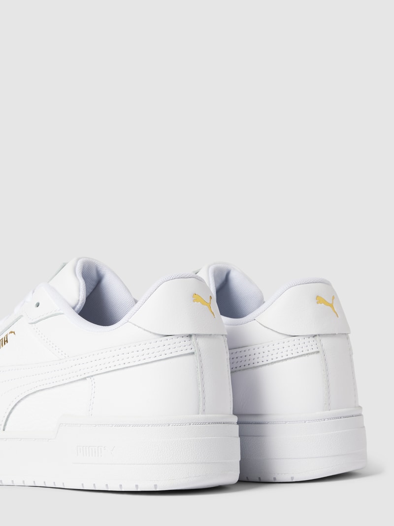 Sneaker mit Perforierungen Modell 'Pro' in weiß