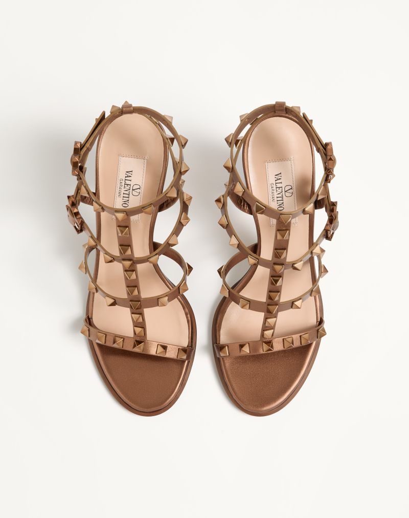 Rockstud sandaal van metallic kalfsleer met 90 mm brede bandjes.