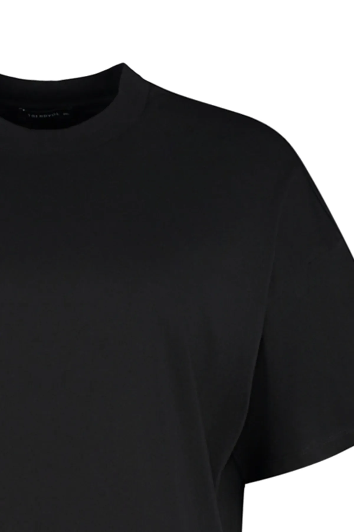 Trendyol Curve  Geripptes, weit geschnittenes Basic-Strick-T-Shirt mit schwarzem Kragen TBBSS23BF00017