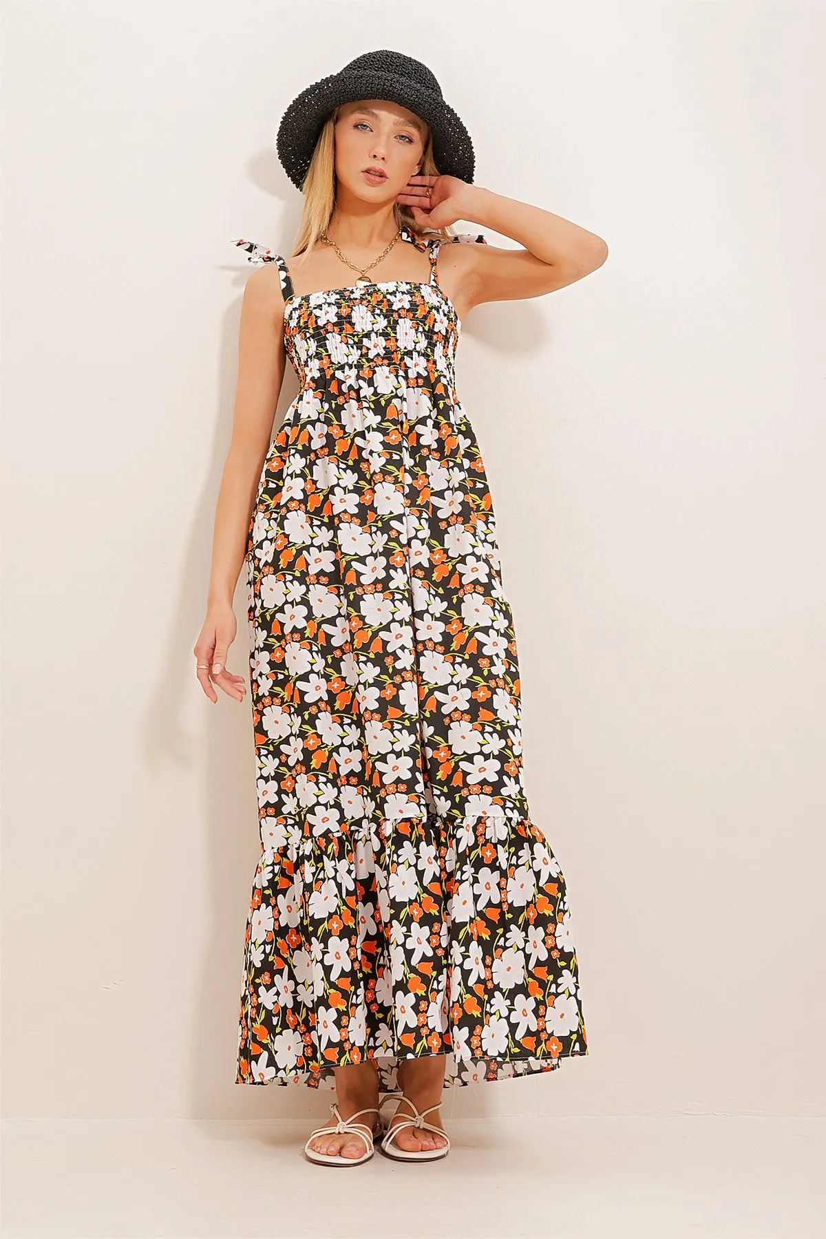 Trend Alaçatı Stili  Damenkleid aus Popeline mit Blumenmuster in Schwarz und Orange mit Seilriemen und Volantsaum ALC-X8732