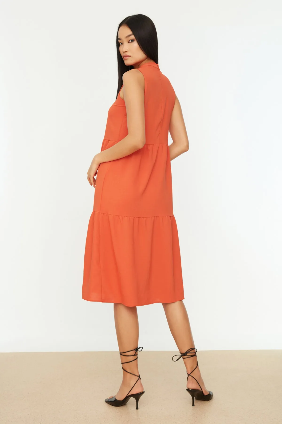 Trendyol Collection  Orangefarbenes, gerade geschnittenes Midi-Webkleid mit Stehkragen TWOSS20EL1864