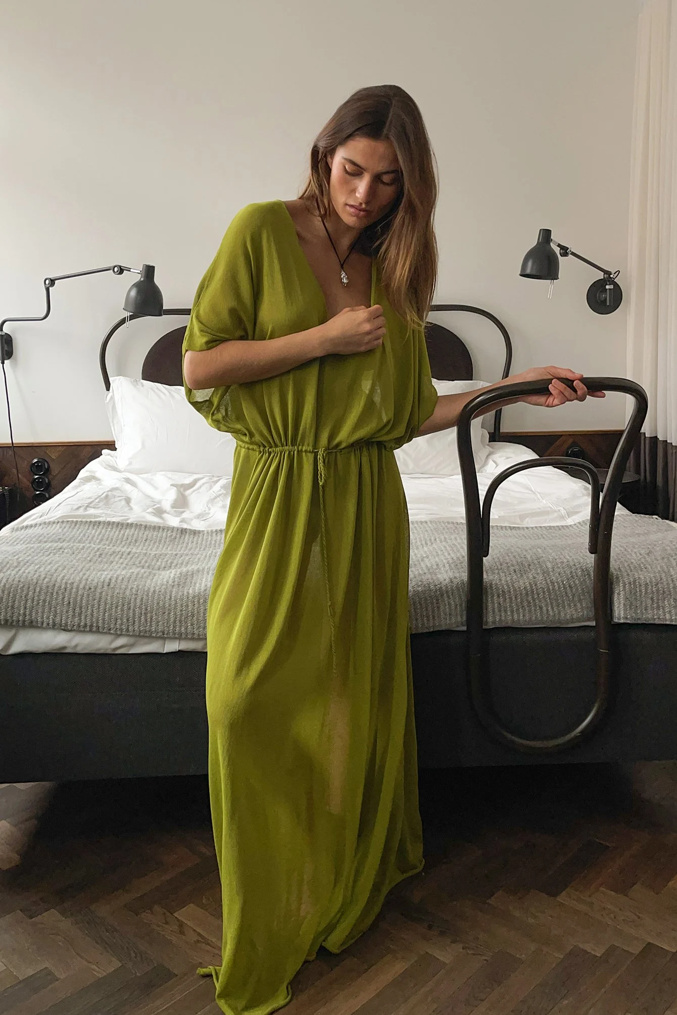 Transparentes Maxikleid aus Strickstoff mit V-Ausschnitt hinten