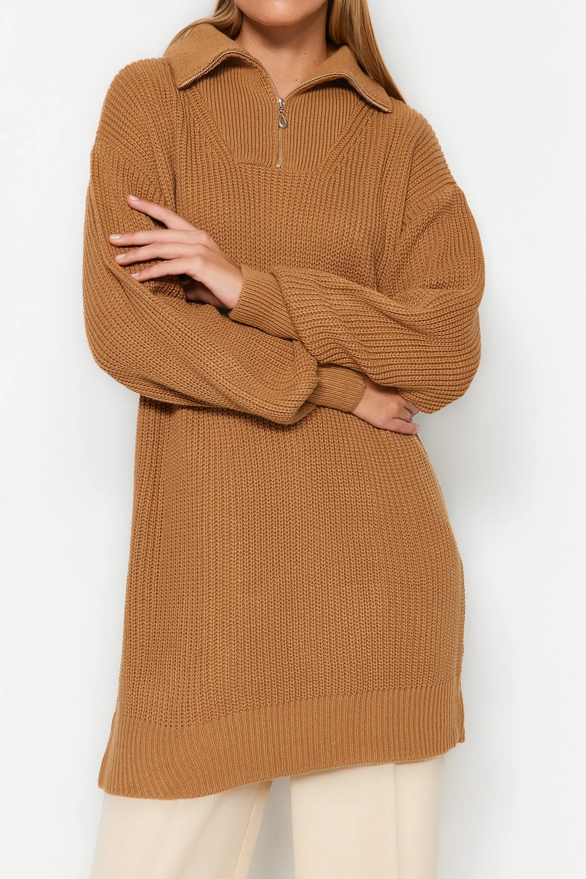 Trendyol Modest  Kamelfarbener, detaillierter Strickpullover mit Reißverschluss TCTAW24AK00137