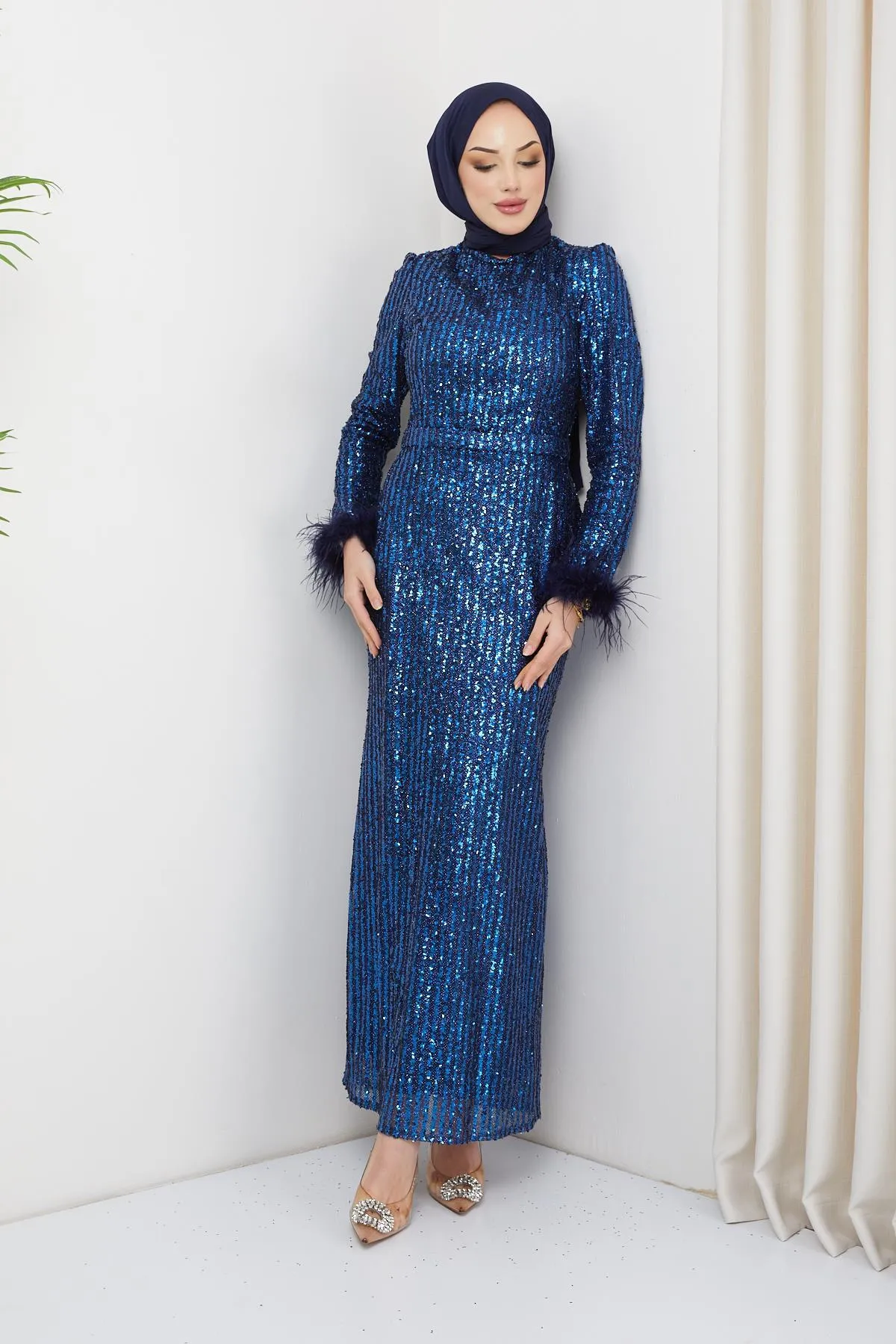 Olcay  Abendkleid aus Tüll mit Pailletten und Federndetails, Ärmeln, INDİGO 1207