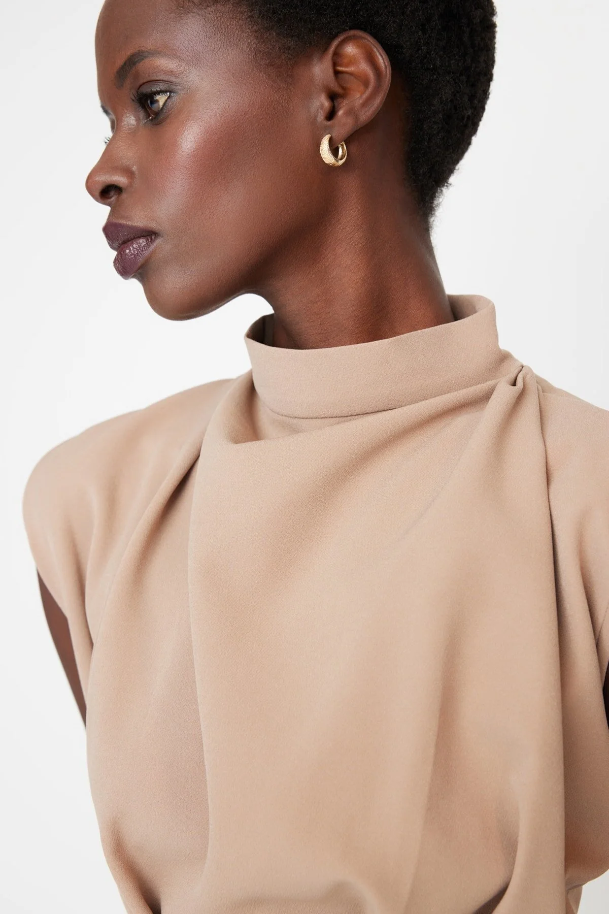 Trendyol Collection  Kamelfarbenes, figurbetontes, gewebtes Kleid mit Stehkragen TWOAW20EL0311