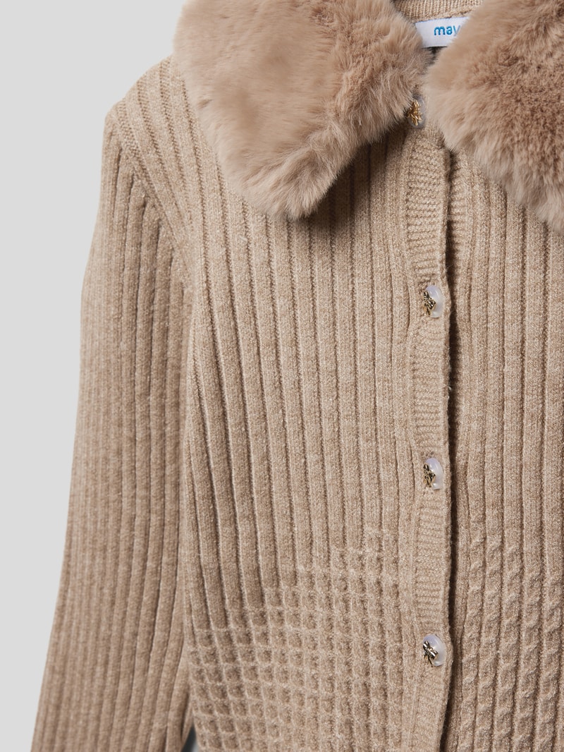 Strickjacke mit Kunstfellkragen in taupe
