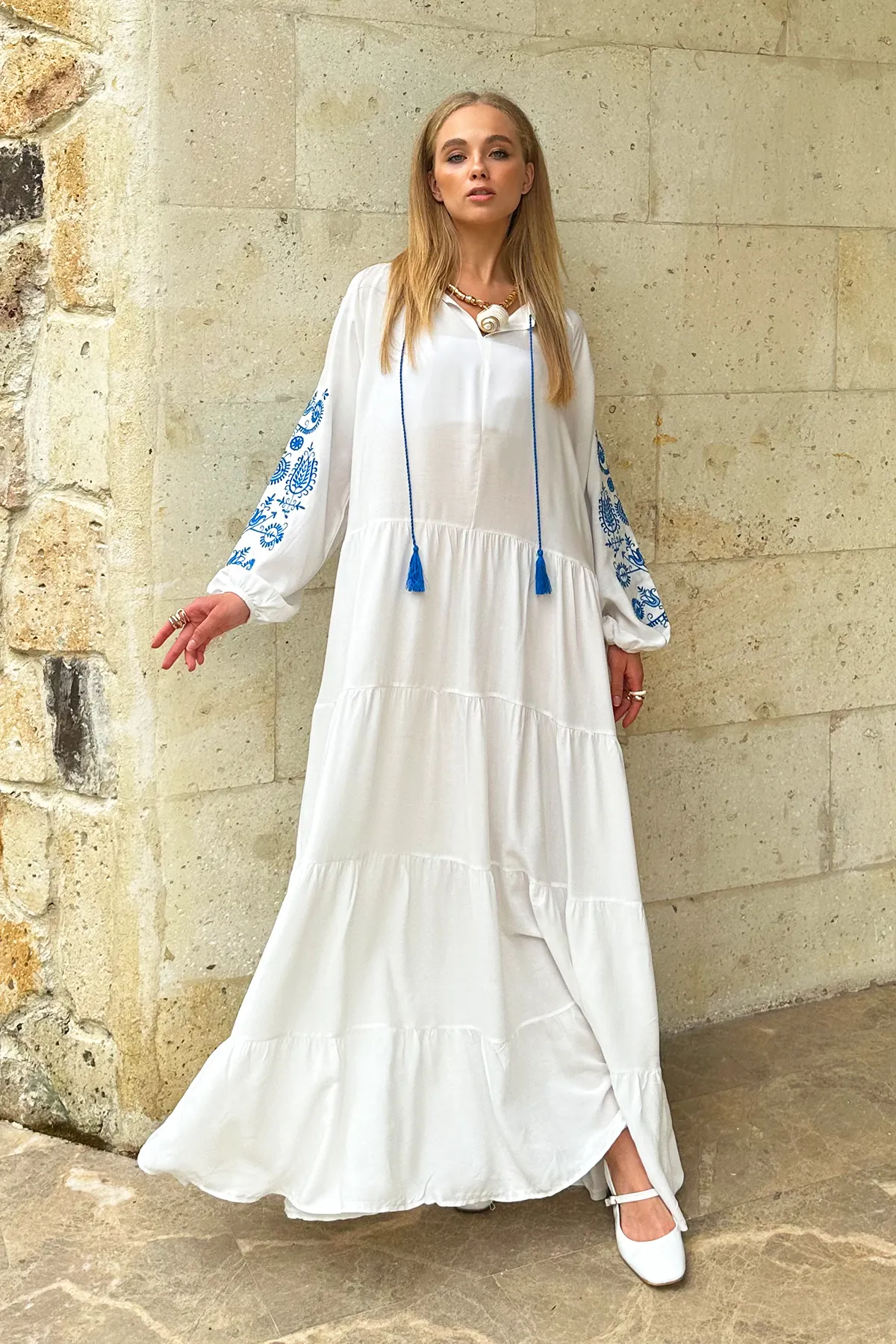Trend Alaçatı Stili  Weißes Kleid aus gewebter Viskose mit vorherrschendem Kragen, bestickten Ärmeln, Volant und Lagenmuster für Damen ALC-X12188