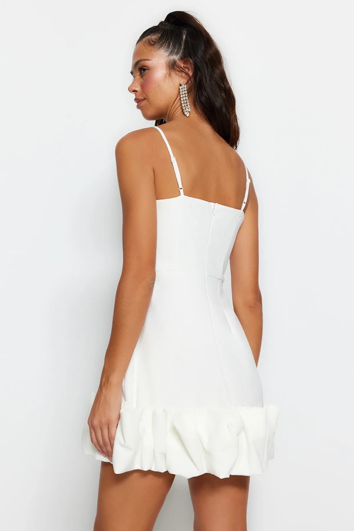 Trendyol Collection  Ecru gewebtes, gefüttertes Volant-Brautabendkleid TPRSS23EL00508