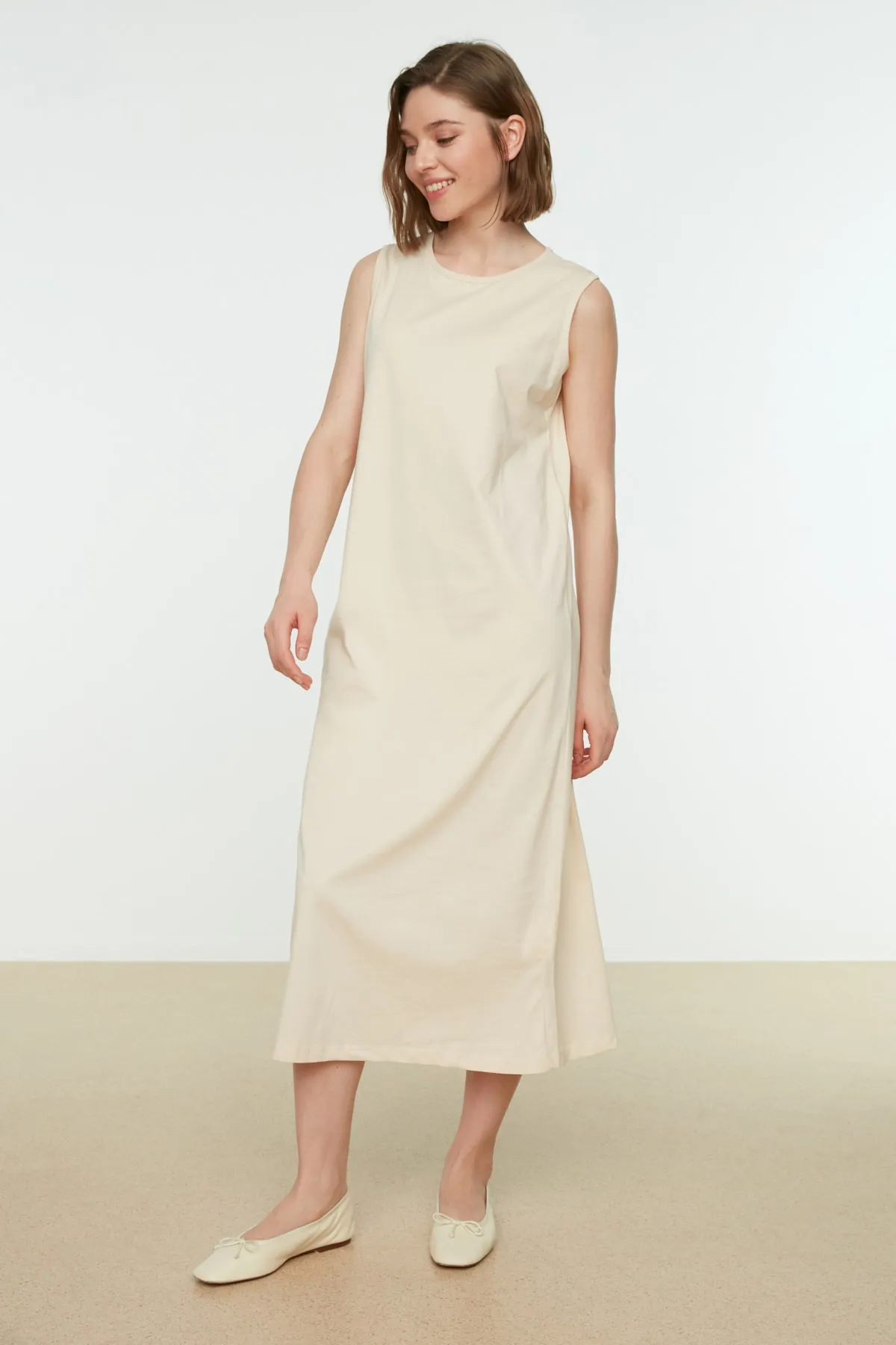 Trendyol Modest  Beiges ärmelloses Kleid mit Futter und Unterwäsche TCTSS21UK0034