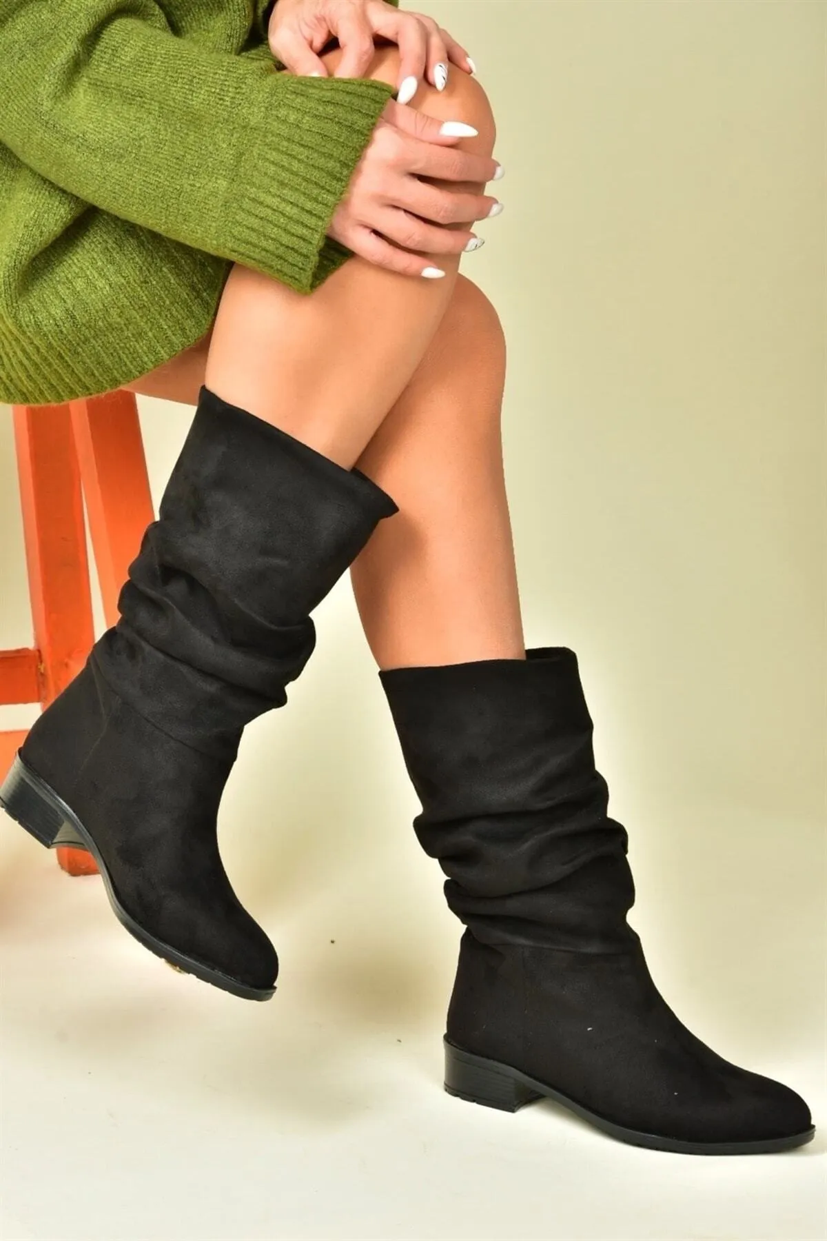 Fox Shoes  Tägliche Damenstiefel aus schwarzem Wildleder mit Kordelzug N726602102