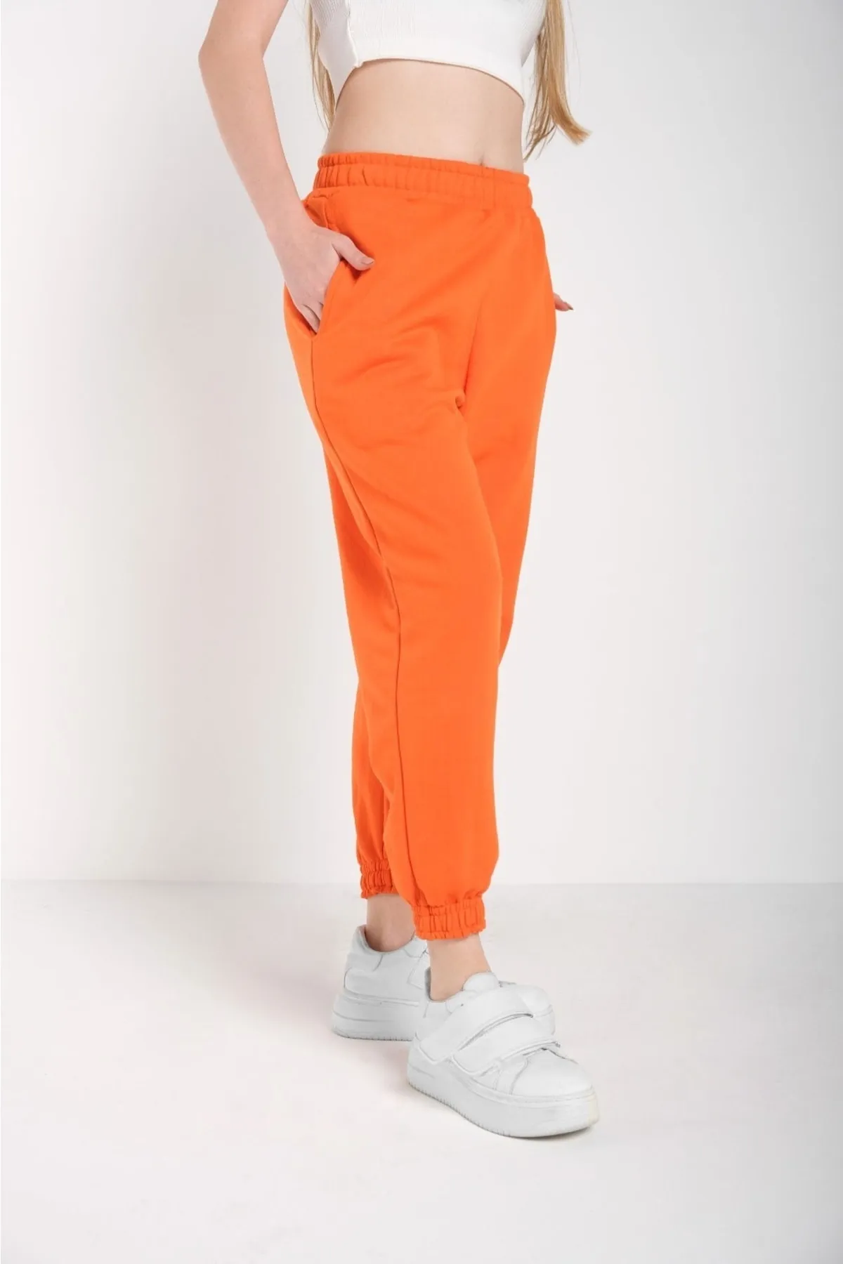 MODAGEN  Orangefarbene, einfarbige, übergroße Jogginghose mit elastischem Bund für Damen