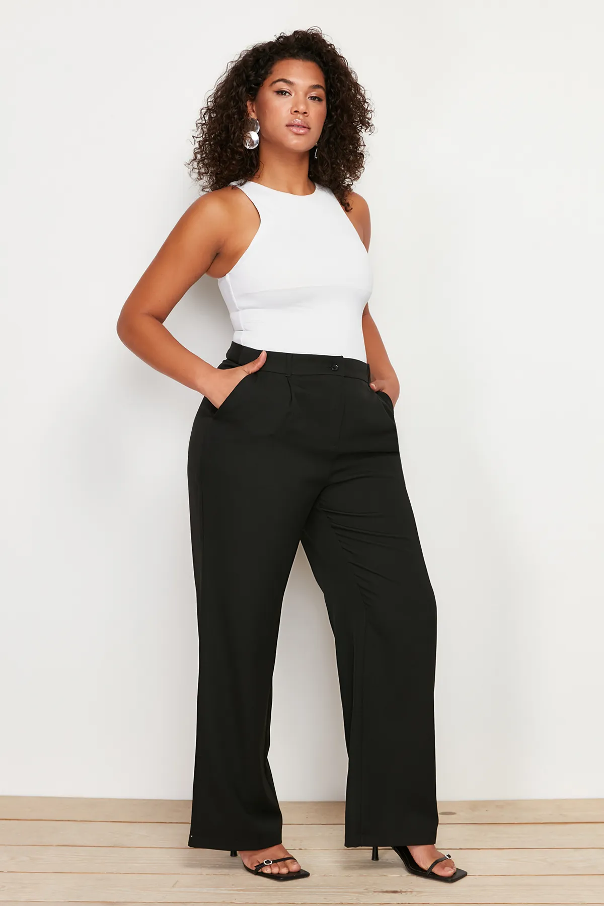 Trendyol Curve  Schwarze High Waist Wide Leg Plissee Webhose mit weitem Bein TBBSS24AR00019