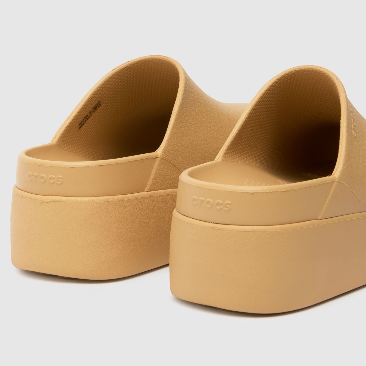 Crocs Dylan platform klumpa szandál bézs színben