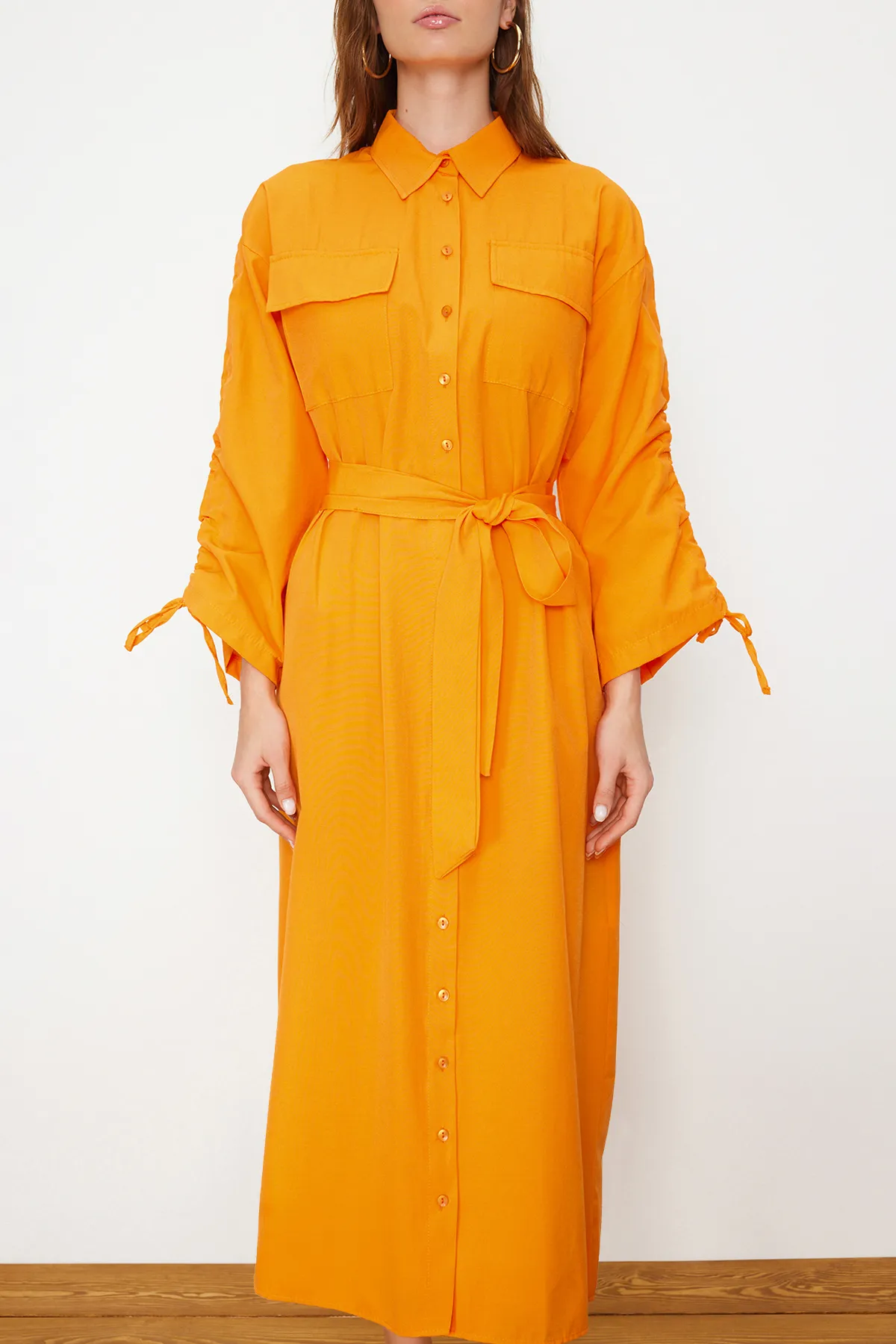 Trendyol Modest  Orangefarbenes Hemdkleid aus gewebter Baumwolle mit Gürtel und verstellbaren Ärmeln TCTSS23EB00365