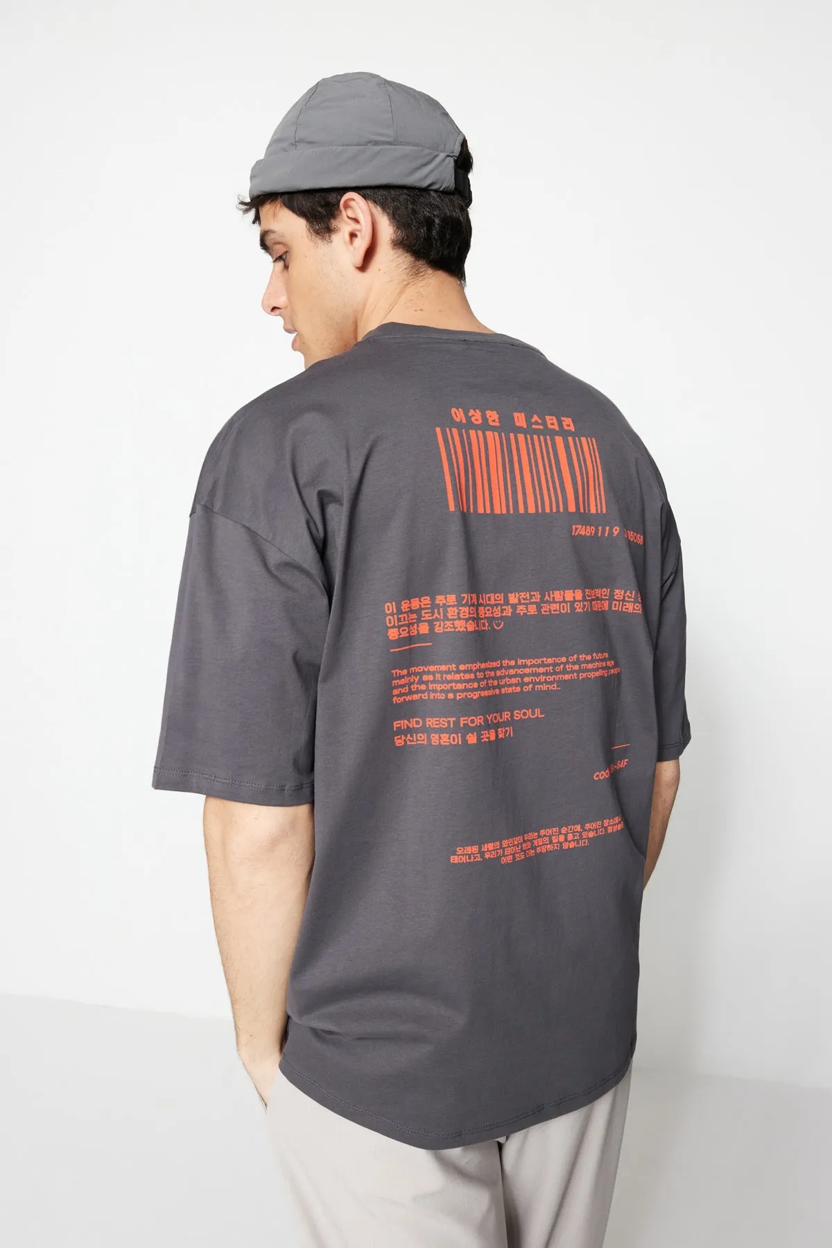 Trendyol Collection  Anthrazitfarbenes, übergroßes/weit geschnittenes Kurzarm-T-Shirt mit Rundhalsausschnitt TMNSS23TS00159