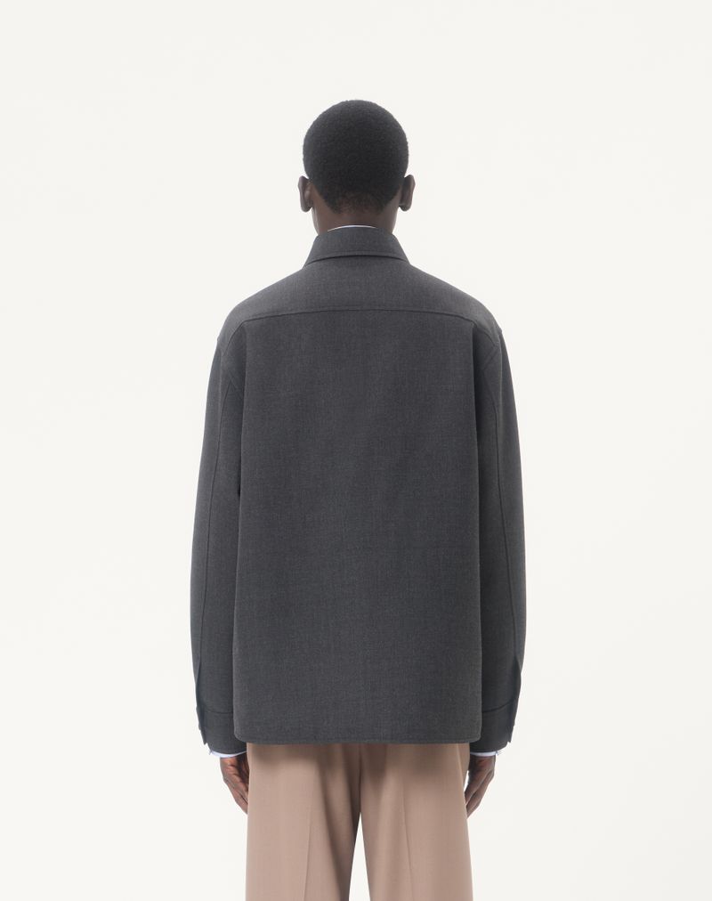 Jaqueta camisa Valentino em gabardine de nylon com detalhes dourados.
