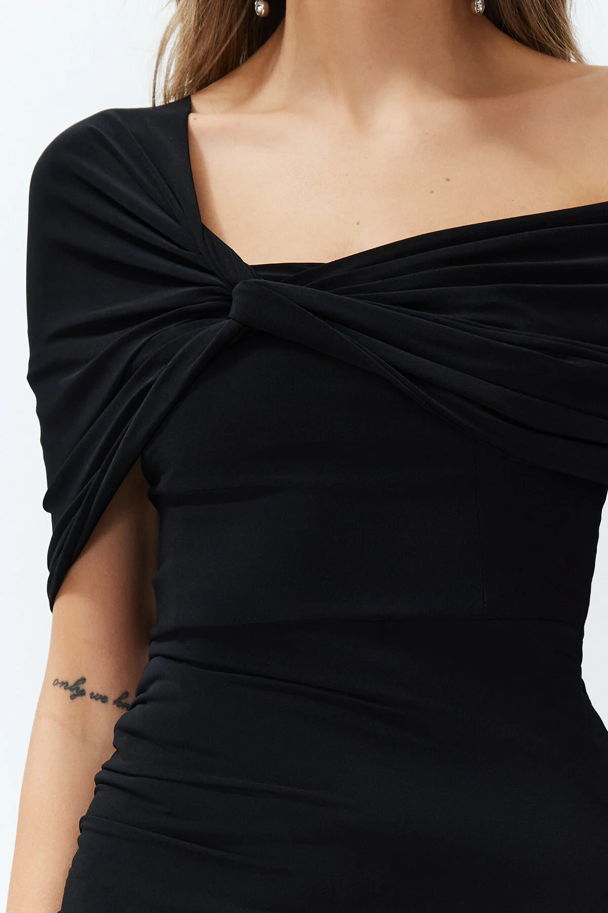Trendyol Collection  Schwarzes Abendkleid aus Strick mit asymmetrischem Kragen - TPRSS24EL00046